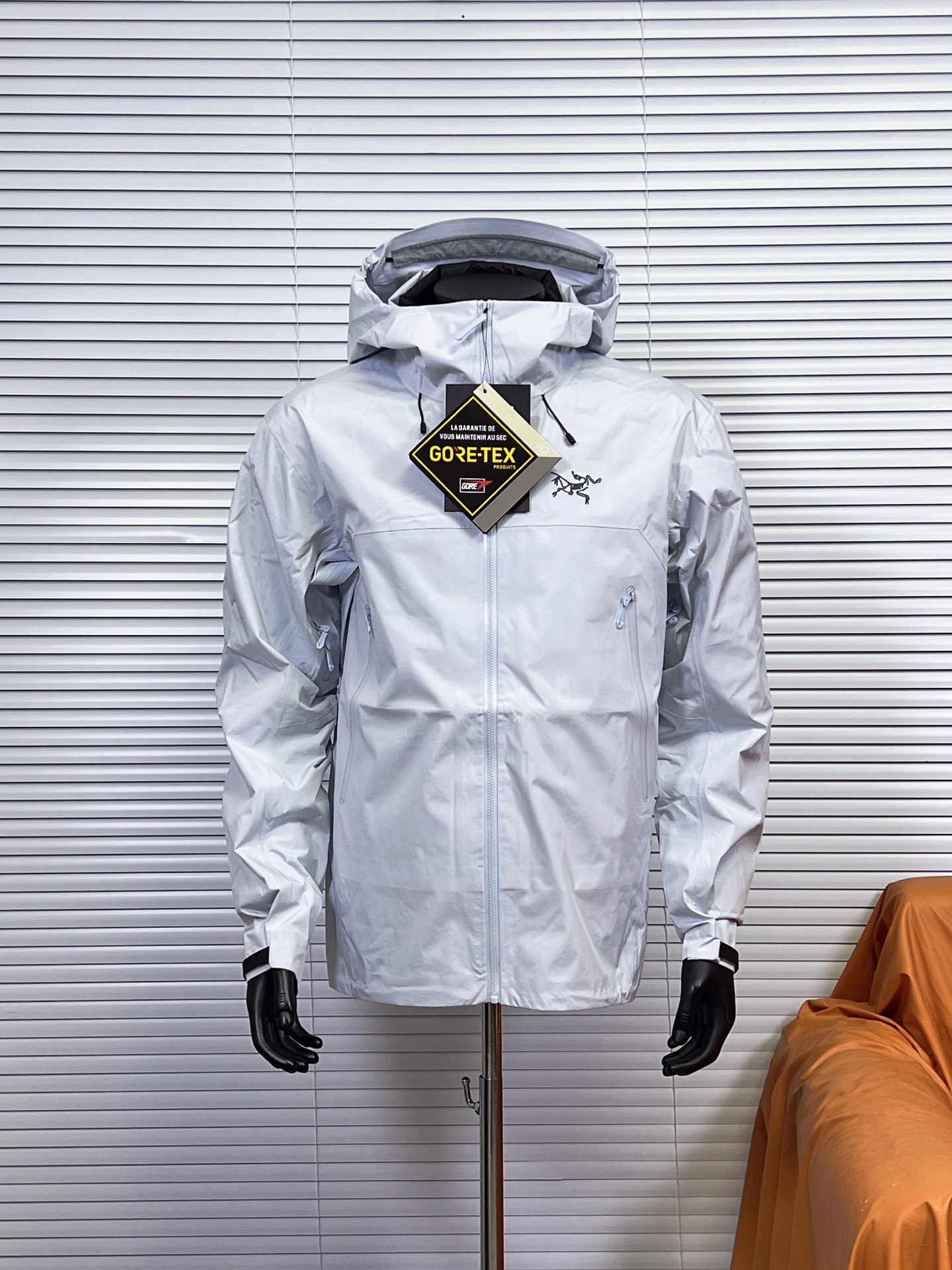 工厂 三合一冲锋衣羽绒服【LW款】Arcteryx始祖betalightweight2025 新款新配色登山骨外冲锋衣 Arcteryx始祖鸟beta lightweight男女防水防风透气连帽休闲夹克外套男款 系列连帽城市户外轻量化防风防水简约纯色百搭夹克冲锋衣,采用bluesign@认人证的采用带经编背村 N40P'3LGORE-TEX面料, 轻量高性能,轻薄而耐磨,防风、防水且透气,适用于多种活动和环境! 胸前采用ARC TERYX徽标四次压胶工艺,整衣3D立体仿生学设计衣长臂弯Tri-Durance防水防雨面料,全套客包邮辅料,腋下YKK双向拉链,自行区别市面低版本,硬核货,强力推荐入手,上身效果巨好. 内胆90白鸭绒,可拆内胆,可当独立羽绒服穿着.保暖性和舒适性各方面都叫人无话可说! 颜色:经典黑 银幻紫 破晓蓝 球藻绿 葳藤棕