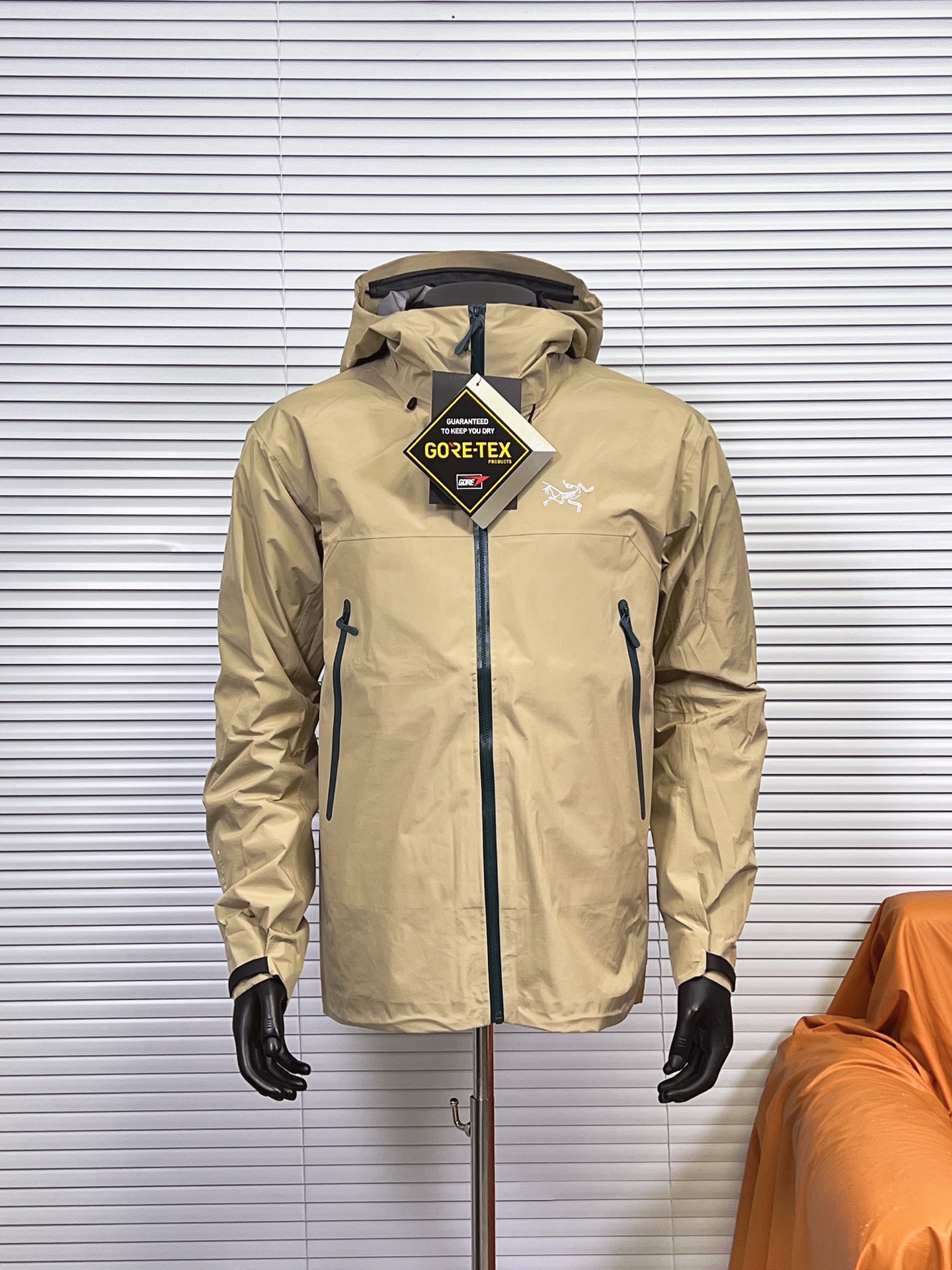 工厂 三合一冲锋衣羽绒服【LW款】Arcteryx始祖betalightweight2025 新款新配色登山骨外冲锋衣 Arcteryx始祖鸟beta lightweight男女防水防风透气连帽休闲夹克外套男款 系列连帽城市户外轻量化防风防水简约纯色百搭夹克冲锋衣,采用bluesign@认人证的采用带经编背村 N40P'3LGORE-TEX面料, 轻量高性能,轻薄而耐磨,防风、防水且透气,适用于多种活动和环境! 胸前采用ARC TERYX徽标四次压胶工艺,整衣3D立体仿生学设计衣长臂弯Tri-Durance防水防雨面料,全套客包邮辅料,腋下YKK双向拉链,自行区别市面低版本,硬核货,强力推荐入手,上身效果巨好. 内胆90白鸭绒,可拆内胆,可当独立羽绒服穿着.保暖性和舒适性各方面都叫人无话可说! 颜色:经典黑 银幻紫 破晓蓝 球藻绿 葳藤棕