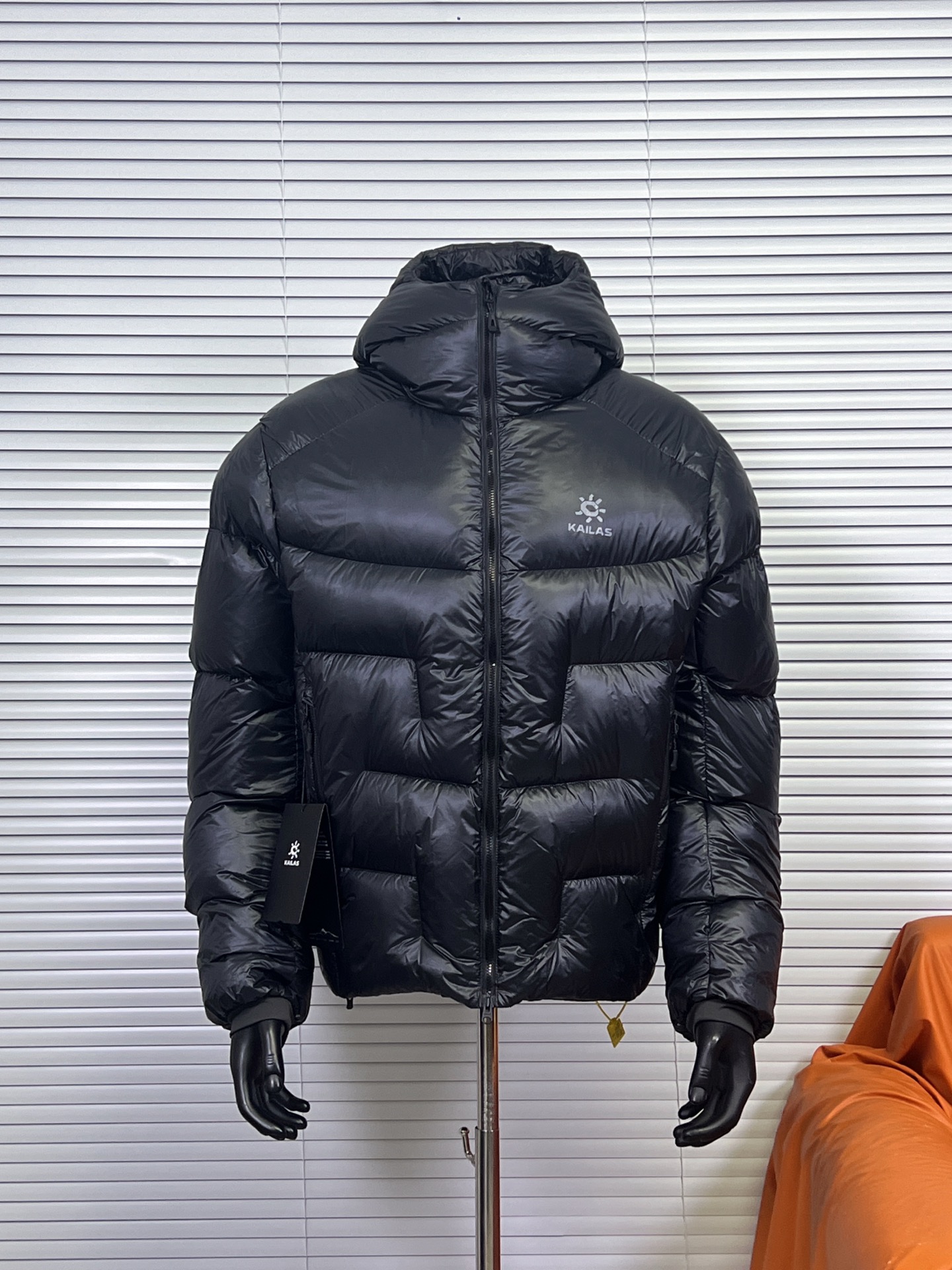 工厂 【配色持续更新】凯乐石 5000GT羽绒服 凯乐石KAILAS 5000GT 户外运动登山徒步轻量透气拒水1000蓬鹅绒保暖防风连帽羽绒服 男女同款 当外部冷气入侵,即使汗湿情况下,仍可保持恒定保暖,一款高性能羽绒服为你提供需求. 面料+特点: ✅ 采用原版定制FILTER-TEC科技面料提供防风保护 ✅ 可调节立体充绒防风帽 ✅ 填充700蓬鹅绒,绒子含量达90%,高效保暖 ✅每件衣服充绒量为180g➕以上 ✅两侧拉链插手袋,内里设有拉链口袋和收纳网袋,方便收纳物品 ✅透气拉链设计,快速散热 ✅弹力防风袖口,防止寒气进入 ✅内里洗水友好结构设计,便于清洗 ✅兼具防风抗水、透汽、耐磨等全面防护性能,更好应对徒步穿越中的多变天气挑战 ✅面料采用撞色设计,独特大方 ✅大臂后侧有独特的透气拉链设计,快速散热 ✅ 在户外微雨环境下,能够抵挡水滴,防止渗透,抵御日常油污,拒绝吸收油液体类,易去污,普通洗涤,即可轻易去除污迹 ✅ 抗风,透气,轻微保暖,耐磨 ✅ 三维调节风帽贴脸不漏风,不遮挡 ✅男女同款 版型偏宽松,冬季必备 ✅适合亚洲人群 颜色:玄铁黑 青柠绿