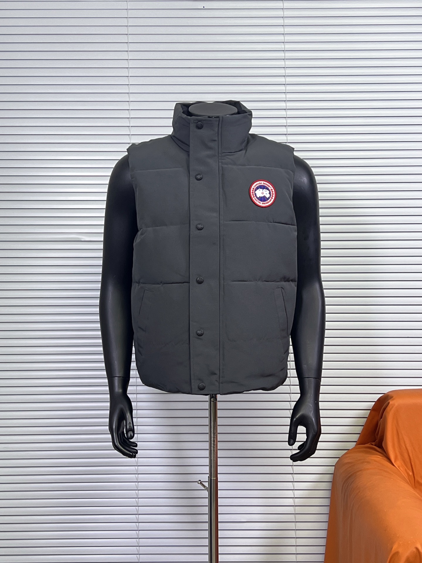 工厂 Canada Goose/加拿大鹅Garson羽绒马甲 (红标) 一直是被公认为最保暖的羽绒服,各种各路ins红人、网红、明星也时长穿他街拍.每年都有做Canada Goose,却依旧无法摆脱对大鹅的喜爱,再寒冷的多天都不需要怕,因为有大鹅!内填充90%白鸭绒,加拿大鹅是传说中最保暖的羽绒服,号称北极户外运动必备品!全球爆热第一的羽绒服,各大明星争相抢购,人手必备! 一2XL 颜色:黑色,深蓝,深灰,米白,纯白