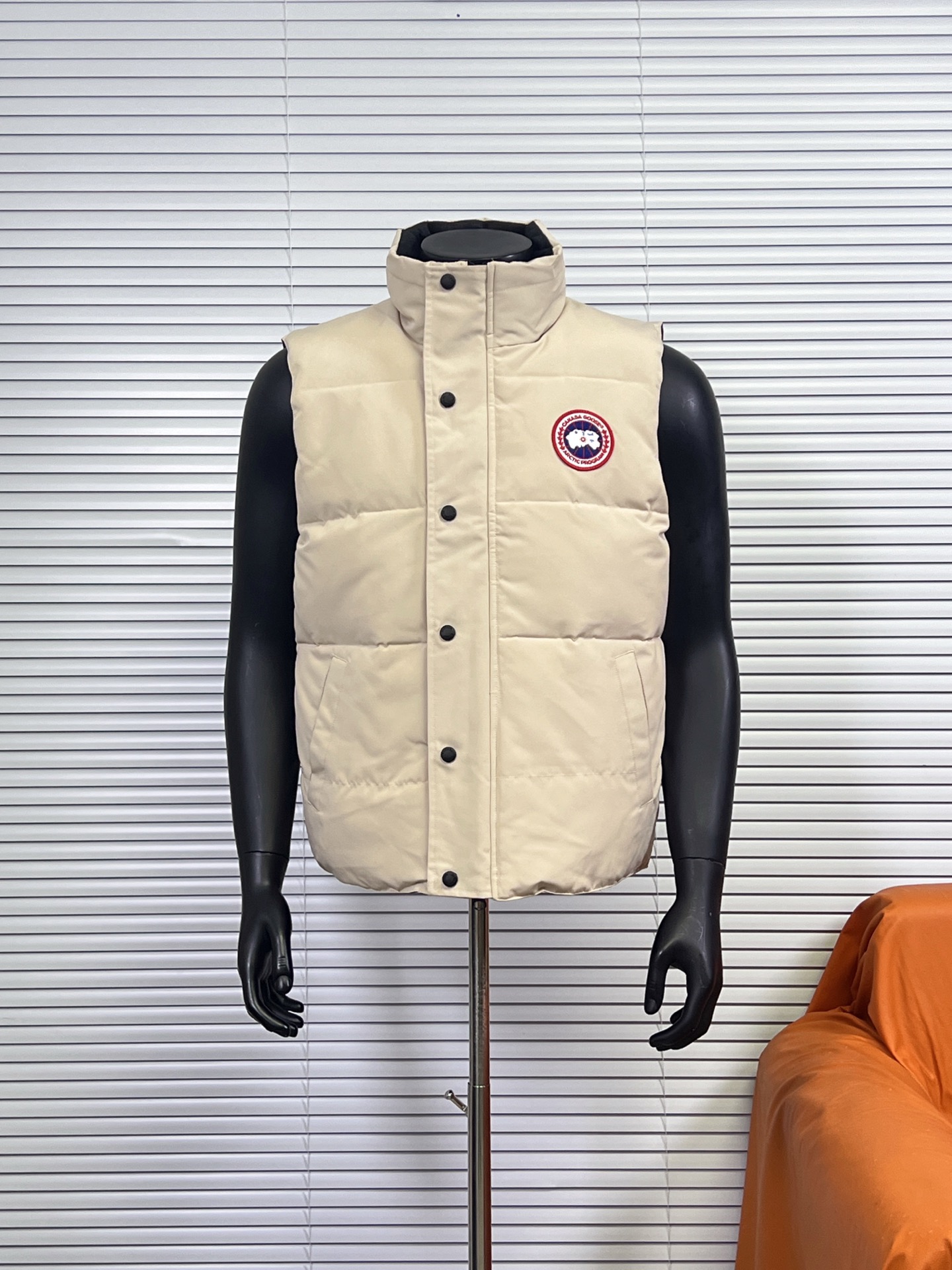 工厂 Canada Goose/加拿大鹅Garson羽绒马甲 (红标) 一直是被公认为最保暖的羽绒服,各种各路ins红人、网红、明星也时长穿他街拍.每年都有做Canada Goose,却依旧无法摆脱对大鹅的喜爱,再寒冷的多天都不需要怕,因为有大鹅!内填充90%白鸭绒,加拿大鹅是传说中最保暖的羽绒服,号称北极户外运动必备品!全球爆热第一的羽绒服,各大明星争相抢购,人手必备! 一2XL 颜色:黑色,深蓝,深灰,米白,纯白