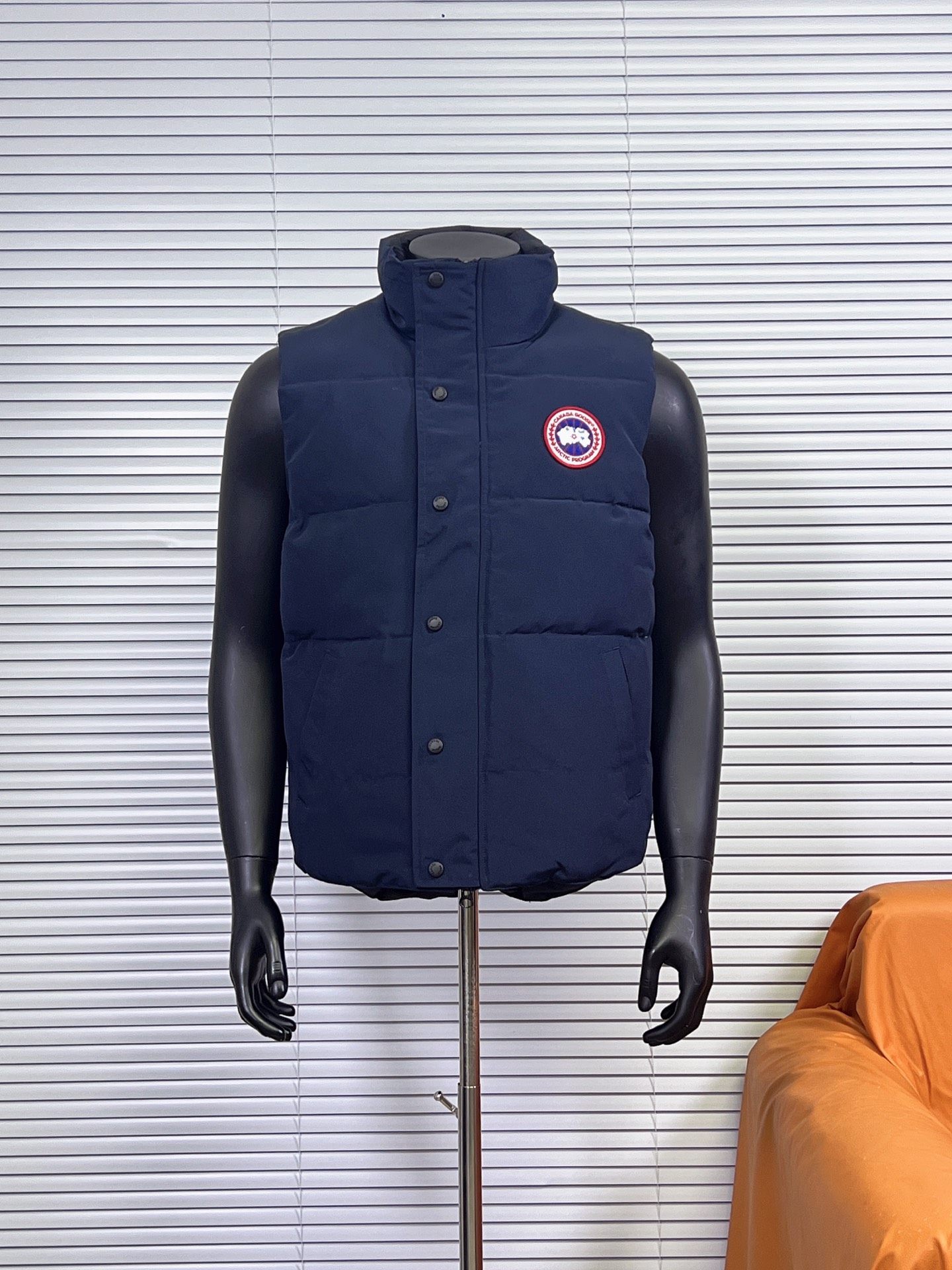 工厂 Canada Goose/加拿大鹅Garson羽绒马甲 (红标) 一直是被公认为最保暖的羽绒服,各种各路ins红人、网红、明星也时长穿他街拍.每年都有做Canada Goose,却依旧无法摆脱对大鹅的喜爱,再寒冷的多天都不需要怕,因为有大鹅!内填充90%白鸭绒,加拿大鹅是传说中最保暖的羽绒服,号称北极户外运动必备品!全球爆热第一的羽绒服,各大明星争相抢购,人手必备! 一2XL 颜色:黑色,深蓝,深灰,米白,纯白