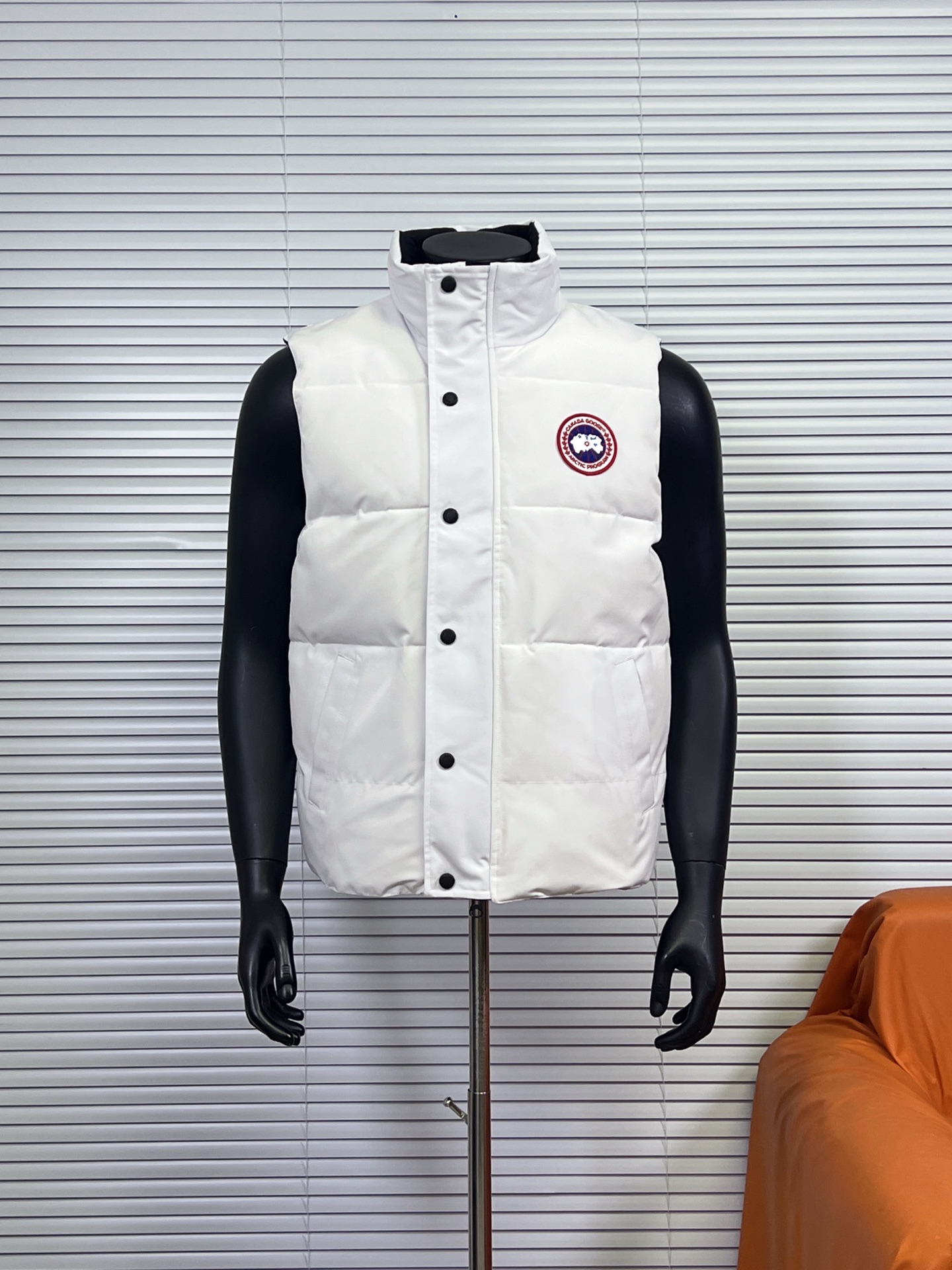 工厂 Canada Goose/加拿大鹅Garson羽绒马甲 (红标) 一直是被公认为最保暖的羽绒服,各种各路ins红人、网红、明星也时长穿他街拍.每年都有做Canada Goose,却依旧无法摆脱对大鹅的喜爱,再寒冷的多天都不需要怕,因为有大鹅!内填充90%白鸭绒,加拿大鹅是传说中最保暖的羽绒服,号称北极户外运动必备品!全球爆热第一的羽绒服,各大明星争相抢购,人手必备! 一2XL 颜色:黑色,深蓝,深灰,米白,纯白