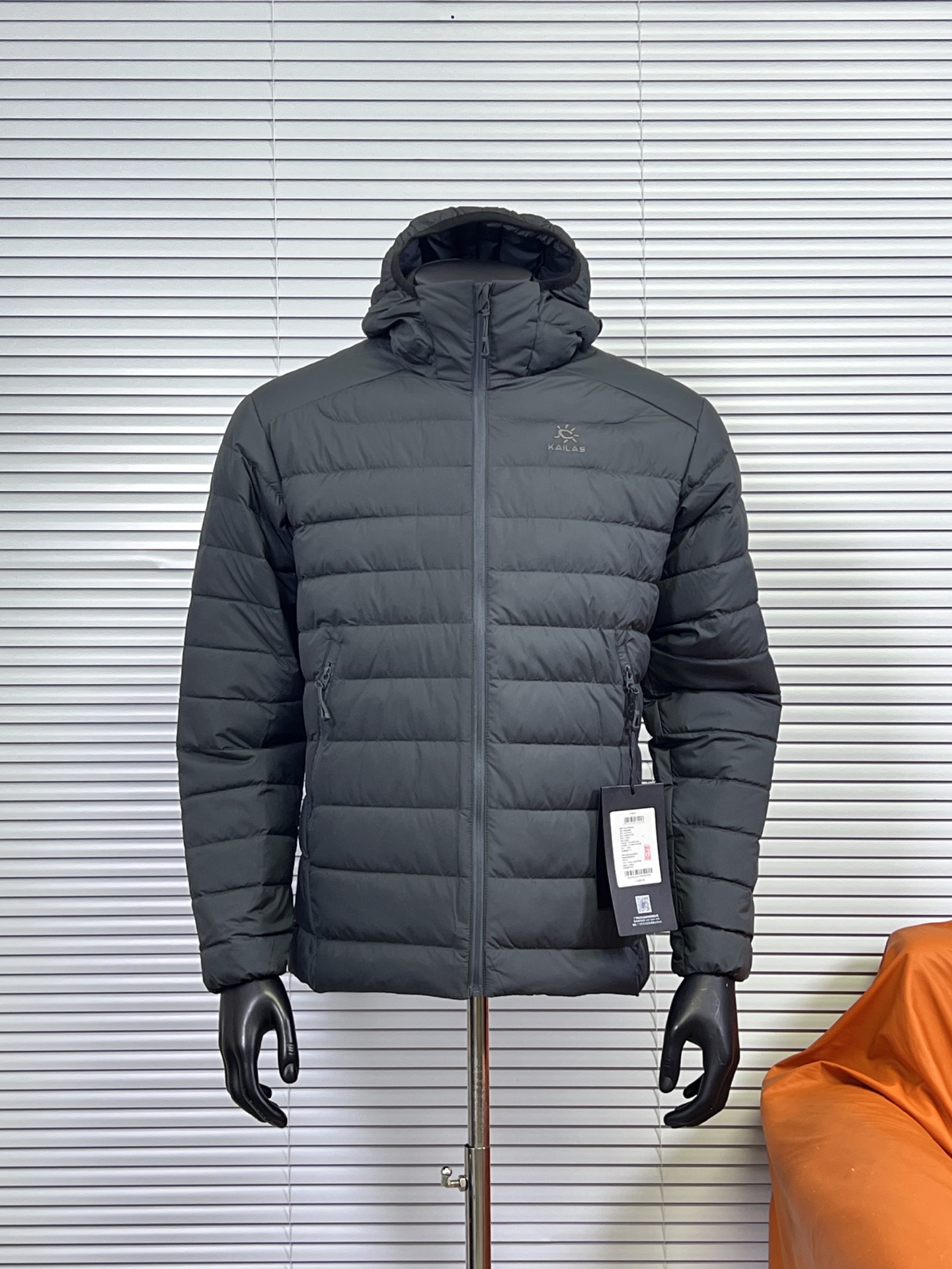 工厂放货💰300
凯乐石KAILAS 连帽拉链休闲轻薄羽绒服
轻盈舒适,保暖性极好
上身不会臃肿
该羽绒服为轻量防泼面料且透气面料
能够有效阻挡寒风雨雪
轻盈又保暖,在寒冷环境中提供足够温暖
面料有光泽。
常规版型设计
加上复杂的制作工艺。
可适适用于各种天气的需求。
一想到羽绒服,大家就会想到保暖性和舒适度。
其更在意的是版型
面料裁剪凸显的立体感是一般羽绒服不能媲美的。
二为风帽与加高帽领,提供严密防护,
不遮挡视线,
双侧拉链,口袋内侧大容量网布,口袋装载性强,
下摆可调节绳扣,可自由收缩,防止冷风的侵袭
加上不规则航线工艺。
更加的有立体感
面料做防绒处理
上身利索,不臃肿
适合多种场合的穿搭,它不在于特别的搭配!
颜色:黑色、浅灰,深灰,粉色
尺码:黑色,浅灰,深灰,粉色S-L