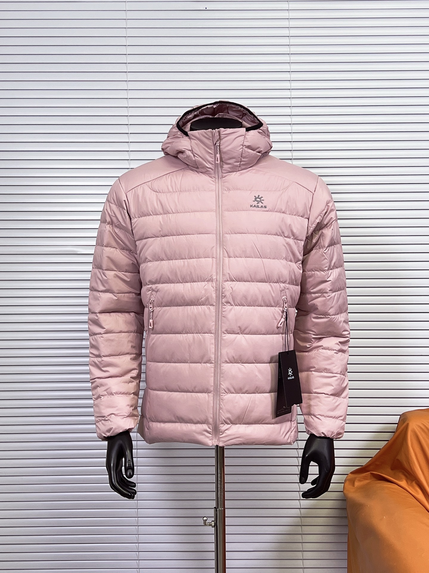 工厂放货💰300
凯乐石KAILAS 连帽拉链休闲轻薄羽绒服
轻盈舒适,保暖性极好
上身不会臃肿
该羽绒服为轻量防泼面料且透气面料
能够有效阻挡寒风雨雪
轻盈又保暖,在寒冷环境中提供足够温暖
面料有光泽。
常规版型设计
加上复杂的制作工艺。
可适适用于各种天气的需求。
一想到羽绒服,大家就会想到保暖性和舒适度。
其更在意的是版型
面料裁剪凸显的立体感是一般羽绒服不能媲美的。
二为风帽与加高帽领,提供严密防护,
不遮挡视线,
双侧拉链,口袋内侧大容量网布,口袋装载性强,
下摆可调节绳扣,可自由收缩,防止冷风的侵袭
加上不规则航线工艺。
更加的有立体感
面料做防绒处理
上身利索,不臃肿
适合多种场合的穿搭,它不在于特别的搭配!
颜色:黑色、浅灰,深灰,粉色
尺码:黑色,浅灰,深灰,粉色S-L