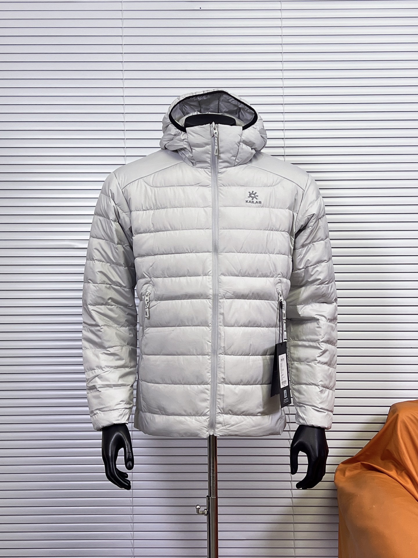 工厂放货💰300
凯乐石KAILAS 连帽拉链休闲轻薄羽绒服
轻盈舒适,保暖性极好
上身不会臃肿
该羽绒服为轻量防泼面料且透气面料
能够有效阻挡寒风雨雪
轻盈又保暖,在寒冷环境中提供足够温暖
面料有光泽。
常规版型设计
加上复杂的制作工艺。
可适适用于各种天气的需求。
一想到羽绒服,大家就会想到保暖性和舒适度。
其更在意的是版型
面料裁剪凸显的立体感是一般羽绒服不能媲美的。
二为风帽与加高帽领,提供严密防护,
不遮挡视线,
双侧拉链,口袋内侧大容量网布,口袋装载性强,
下摆可调节绳扣,可自由收缩,防止冷风的侵袭
加上不规则航线工艺。
更加的有立体感
面料做防绒处理
上身利索,不臃肿
适合多种场合的穿搭,它不在于特别的搭配!
颜色:黑色、浅灰,深灰,粉色
尺码:黑色,浅灰,深灰,粉色S-L