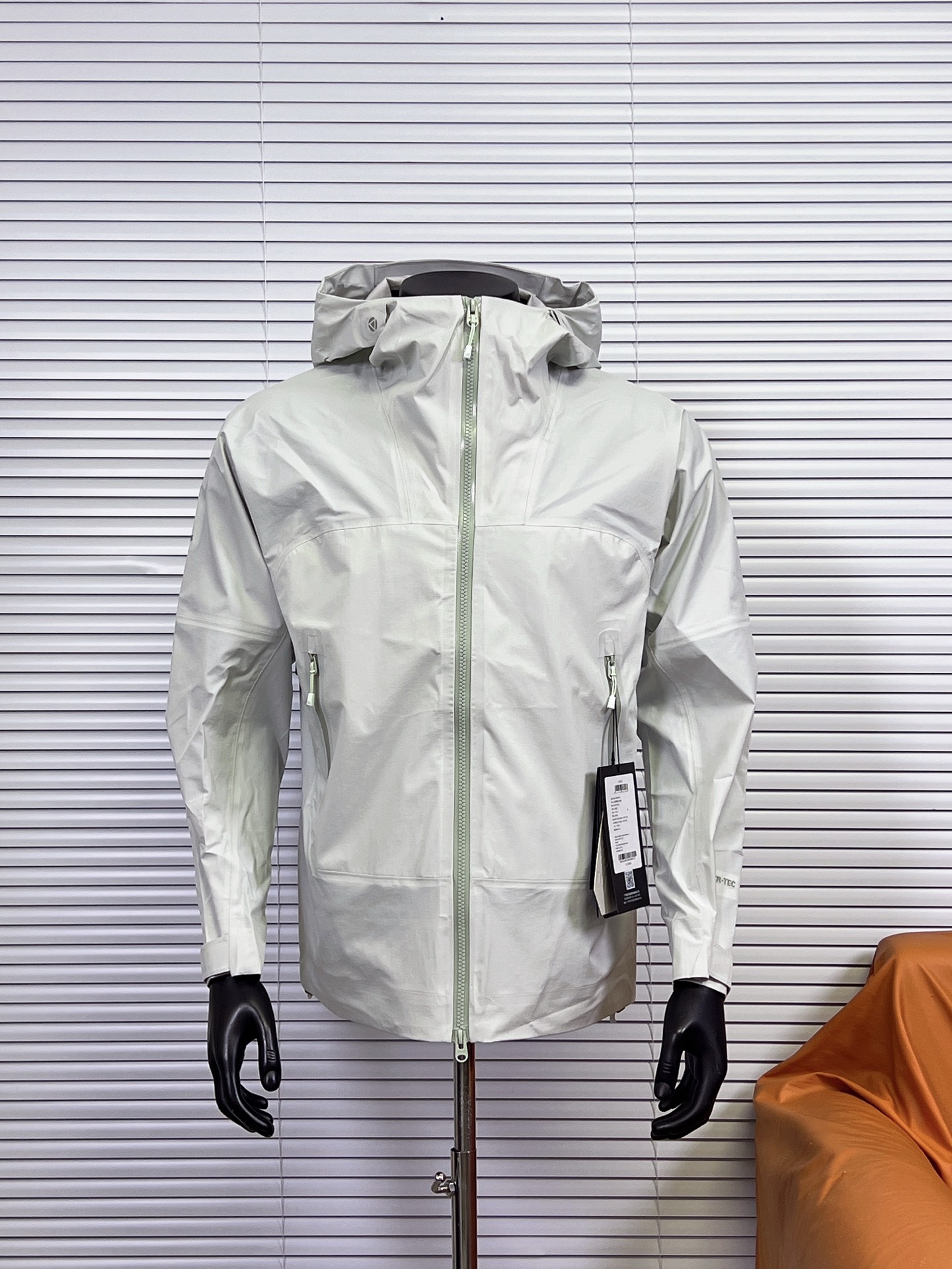 工厂放货💰260
凯乐石KAILAS  女款博格达系列 轻量防风防水户外徒步登山  防水防风透气防紫外线冲锋衣 （女款）
辅料：原版拆解开发，一比一定制的小标，领标，水洗，吊牌，五金等等。
FILTERTEC 3L面料：采用凯乐石自主研发的FILTERTEC 3L面料，由外层40D尼龙、中层ePTFE纳米微孔膜、内层亲肤处理工艺构成，防水指数20000mm，透气指数20000g/㎡/24h，可抵御暴雨级降水和7级强风，同时快速排出汗气，避免闷热。
全压胶工艺：整衣接缝处采用全压胶工艺，有效防止水分从接缝处渗入，配合DWR防泼水涂层，形成双重防水保障。
一体式连帽与收紧设计：连帽搭配收紧式的袖口、衣尾，可有效防止寒风和雨水侵入。
 腋下透气拉链：腋下加长透气拉链，拉开后形成贯穿前后的风道，快速排出运动产生的热气，防止感冒。
透气膜技术：中间层的ePTFE膜采用纳米级微孔结构，孔径仅为水滴的1/20000，却能让水蒸气自由通过，实现高效透气性能。
 可调节立体风帽：兼容头盔设计，多维度调节确保紧密贴合头部，防风性能卓越，且提供开阔无阻的视野。
加高拉链插袋：设计巧妙，即使在背负背包时也能轻松、便捷地取放物品。
YKK防水拉链：主拉链采用双向设计，方便在穿着安全带时从下方拉开取物；口袋拉链经过防水处理，手机、证件等小物件无惧雨水。
3D肘部设计：符合人体工程学原理，使手臂弯曲等活动更加自然流畅，减少了穿着时的束缚感。
 轻量化设计：重量仅约320克（M码），长时间徒步也不会给身体增加过多负担，且可轻松收纳至背包中，便携性强。

颜色：黄色 黑色 翠绿 山蓝绿 雪青紫
尺码：xs-xl