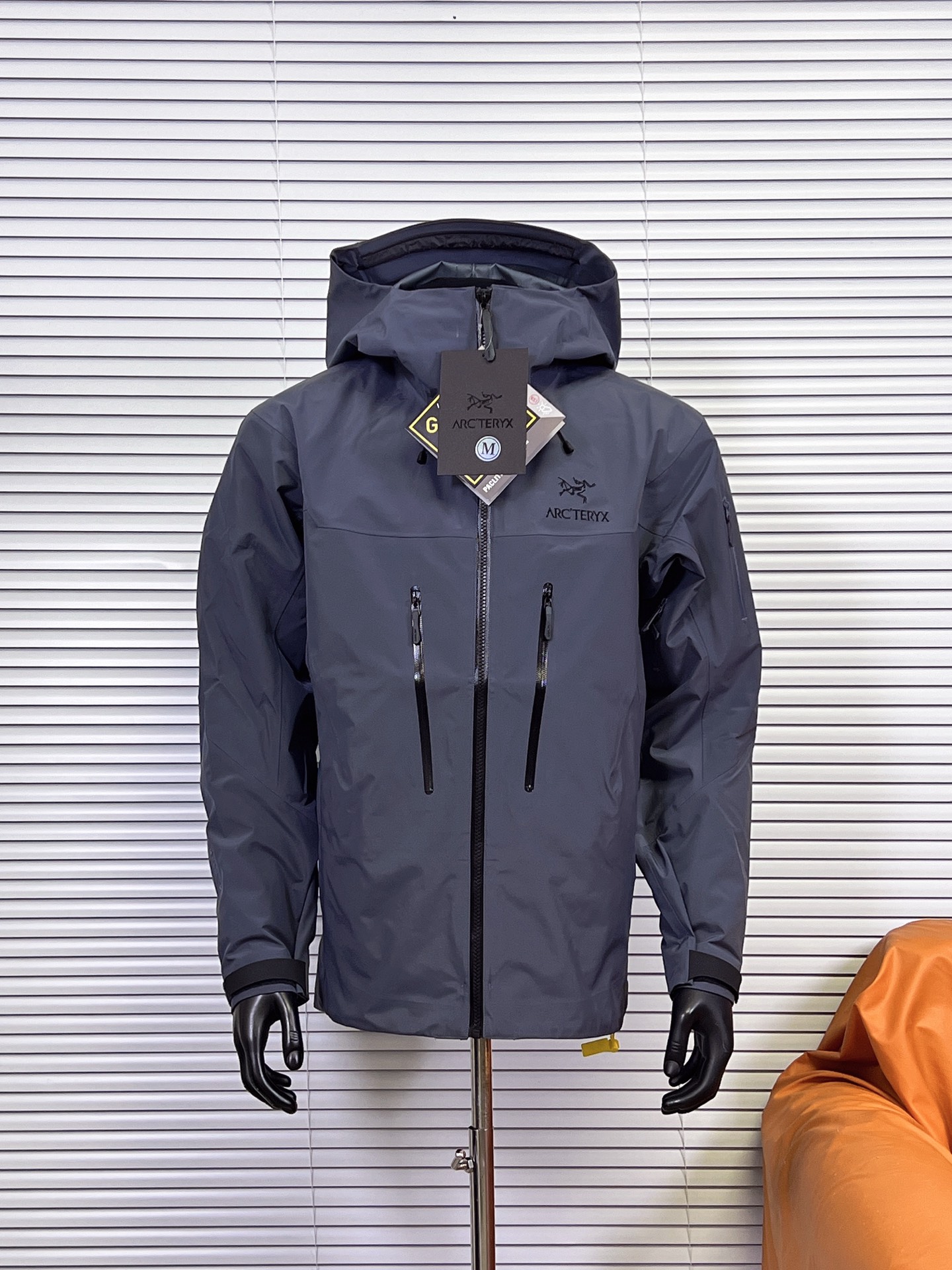 工厂 始祖鸟七代 SV7三合一 冲锋衣羽绒服 一衣三穿,包揽你的春夏秋冬 防水面料商务休闲户外必备冲锋衣外套,外层采用GORE-TXE面料,深层防水!超强防风防水~防水5000+ 透气10000 户外野外保暖性能更稳定!全身无缝压胶工艺,工艺次序的非常严谨!手工每件逐一定位,上机压合,大烫平整,再次上机复压,最后再进行高温大烫修型外观,无论是穿着舒适 还是版型效果 都是顶级款式设计简约,在工艺面料上下了大功夫~袖口设计采用魔术贴闭合设计原厂YKK拉链,口袋全部采用拉链闭合,携带物品安全存放,必须全力主推! 内胆:90白鸭绒,可拆内胆,可当独立羽绒服穿着.保暖性和舒适性各方面都叫人无话可说! 颜色:经典黑 埃及橙 烟灰色 波尔多红 破晓蓝