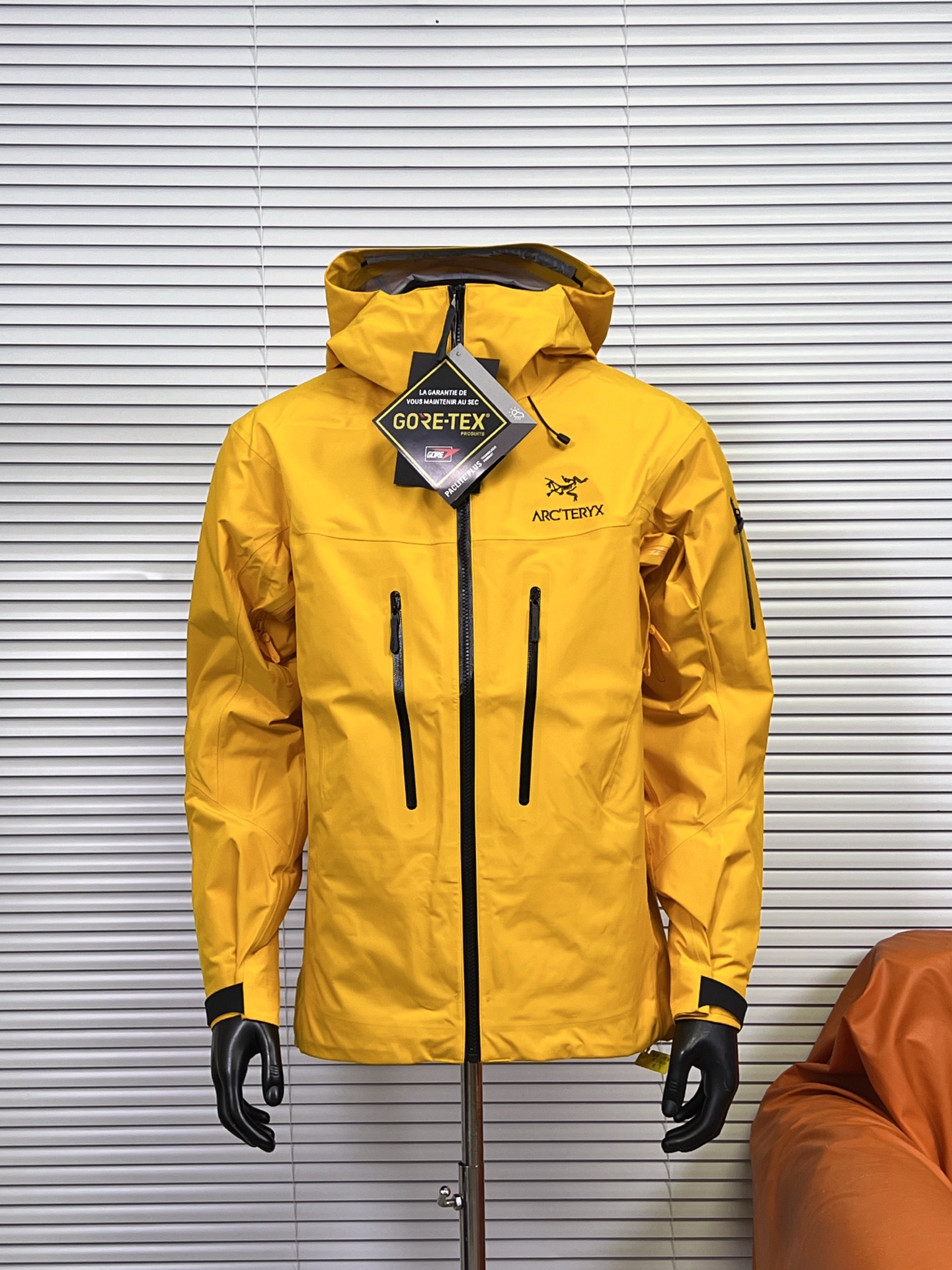 工厂 始祖鸟七代 SV7三合一 冲锋衣羽绒服 一衣三穿,包揽你的春夏秋冬 防水面料商务休闲户外必备冲锋衣外套,外层采用GORE-TXE面料,深层防水!超强防风防水~防水5000+ 透气10000 户外野外保暖性能更稳定!全身无缝压胶工艺,工艺次序的非常严谨!手工每件逐一定位,上机压合,大烫平整,再次上机复压,最后再进行高温大烫修型外观,无论是穿着舒适 还是版型效果 都是顶级款式设计简约,在工艺面料上下了大功夫~袖口设计采用魔术贴闭合设计原厂YKK拉链,口袋全部采用拉链闭合,携带物品安全存放,必须全力主推! 内胆:90白鸭绒,可拆内胆,可当独立羽绒服穿着.保暖性和舒适性各方面都叫人无话可说! 颜色:经典黑 埃及橙 烟灰色 波尔多红 破晓蓝