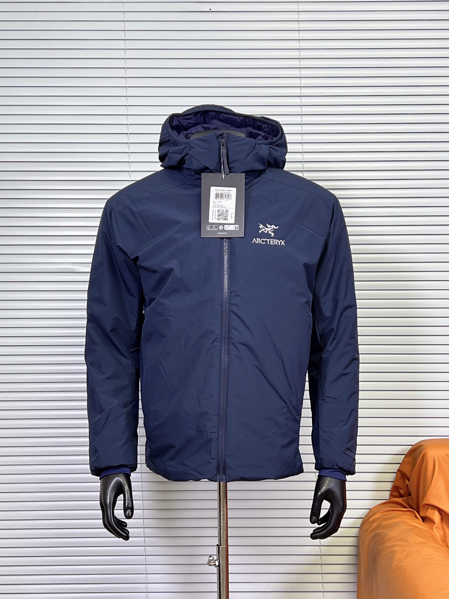 工厂放货💰220
(市场最全22色)Arcteryx始祖鸟阿童木1.0棉服 Atom AR Hoody 刺绣Logo户外耐磨轻量防水防风保暖连帽夹克棉服外套
这款Atom棉服在被打湿后仍可锁温保暖,多次打包和拆包后仍可保持性能!面料透气、耐用,富有弹性的侧面嵌料贴合身形,
柔软灵活,保暖的StormHood™风帽更添暖意!
基本信息 全部性能!
用途:攀岩,高山攀登 ,防湿表层面料,透气,轻量! 可压缩打包,保暖,防风!
裁切:修身款式!
修身剪裁,适合作为内衣的!
面料:Tyono™20d防撕裂机织物 或轻薄的中间层穿着!
聚酯纤维/氨纶;锦纶;拼布:弹力抓绒布·拼接手肘,腋下插角布里料:20d锦纶填充物:60gsm聚酯纤维;·弹力针织袖口
·两个隐形拉链口袋,内侧拉链胸袋
·No Slip Zip™主拉链,定制TPU拉链头
·简洁可调的棉羽StormHood™兜帽设有有型的窄帽沿
,两个下摆调节扣
【颜色】:群青蓝,星际紫,破晓蓝,隐秘灰,幻银紫,暖阳橙,荧光绿,深蓝色,黑金色,浅绿色,玫红色,灰白色,风暴紫,石墨灰,埃及橙,深粉色,淘砂棕,水洗蓝,幽雾绿,黑银色,浩瀚紫,贝母粉
【尺码】:S-XXL