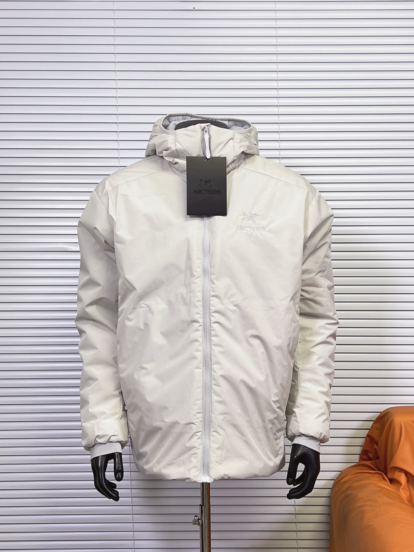 工厂放货💰 特价130/非特价💰190
Arcteryx始祖鸟阿童木棉服Atom AR Hoody 刺绣Logo户外耐磨轻量防水防风保暖连帽夹克棉服外套

这款Atom棉服在被打湿后仍可锁温保暖，多次打包和拆包后仍可保持性能！面料透气、耐用，富有弹性的侧面嵌料贴合身形，
柔软灵活，保暖的StormHood™风帽更添暖意！
基本信息	全部性能！

用途:攀岩,高山攀登	，防湿表层面料，透气,轻量！	可压缩打包，保暖,防风！
裁切:修身款式！
修身剪裁，适合作为内衣的！
面料:Tyono™20d防撕裂机织物	或轻薄的中间层穿着！
聚酯纤维/氨纶;锦纶;拼布:弹力抓绒布·拼接手肘，腋下插角布里料:20d锦纶填充物:60gsm聚酯纤维;·弹力针织袖口
·两个隐形拉链口袋,内侧拉链胸袋
·No Slip Zip™主拉链，定制TPU拉链头
·简洁可调的棉羽StormHood™兜帽设有有型的窄帽沿
,两个下摆调节扣

颜色：黑金 空间灰 隐秘灰 幽雾绿 贝母粉 宝石蓝 育空黄
尺码:S-XXXL