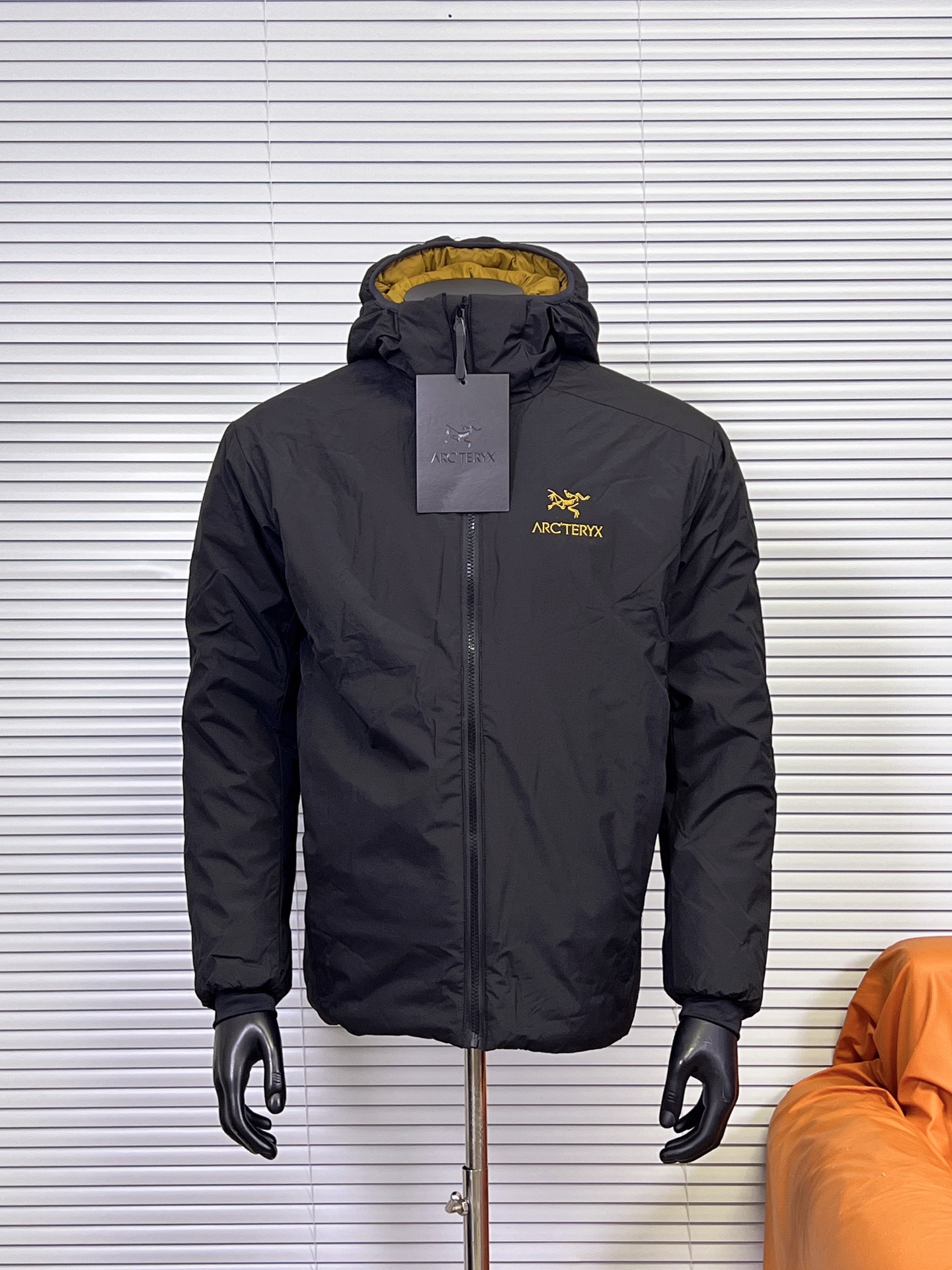 工厂放货💰220
(市场最全22色)Arcteryx始祖鸟阿童木1.0棉服 Atom AR Hoody 刺绣Logo户外耐磨轻量防水防风保暖连帽夹克棉服外套
这款Atom棉服在被打湿后仍可锁温保暖,多次打包和拆包后仍可保持性能!面料透气、耐用,富有弹性的侧面嵌料贴合身形,
柔软灵活,保暖的StormHood™风帽更添暖意!
基本信息 全部性能!
用途:攀岩,高山攀登 ,防湿表层面料,透气,轻量! 可压缩打包,保暖,防风!
裁切:修身款式!
修身剪裁,适合作为内衣的!
面料:Tyono™20d防撕裂机织物 或轻薄的中间层穿着!
聚酯纤维/氨纶;锦纶;拼布:弹力抓绒布·拼接手肘,腋下插角布里料:20d锦纶填充物:60gsm聚酯纤维;·弹力针织袖口
·两个隐形拉链口袋,内侧拉链胸袋
·No Slip Zip™主拉链,定制TPU拉链头
·简洁可调的棉羽StormHood™兜帽设有有型的窄帽沿
,两个下摆调节扣
【颜色】:群青蓝,星际紫,破晓蓝,隐秘灰,幻银紫,暖阳橙,荧光绿,深蓝色,黑金色,浅绿色,玫红色,灰白色,风暴紫,石墨灰,埃及橙,深粉色,淘砂棕,水洗蓝,幽雾绿,黑银色,浩瀚紫,贝母粉
【尺码】:S-XXL