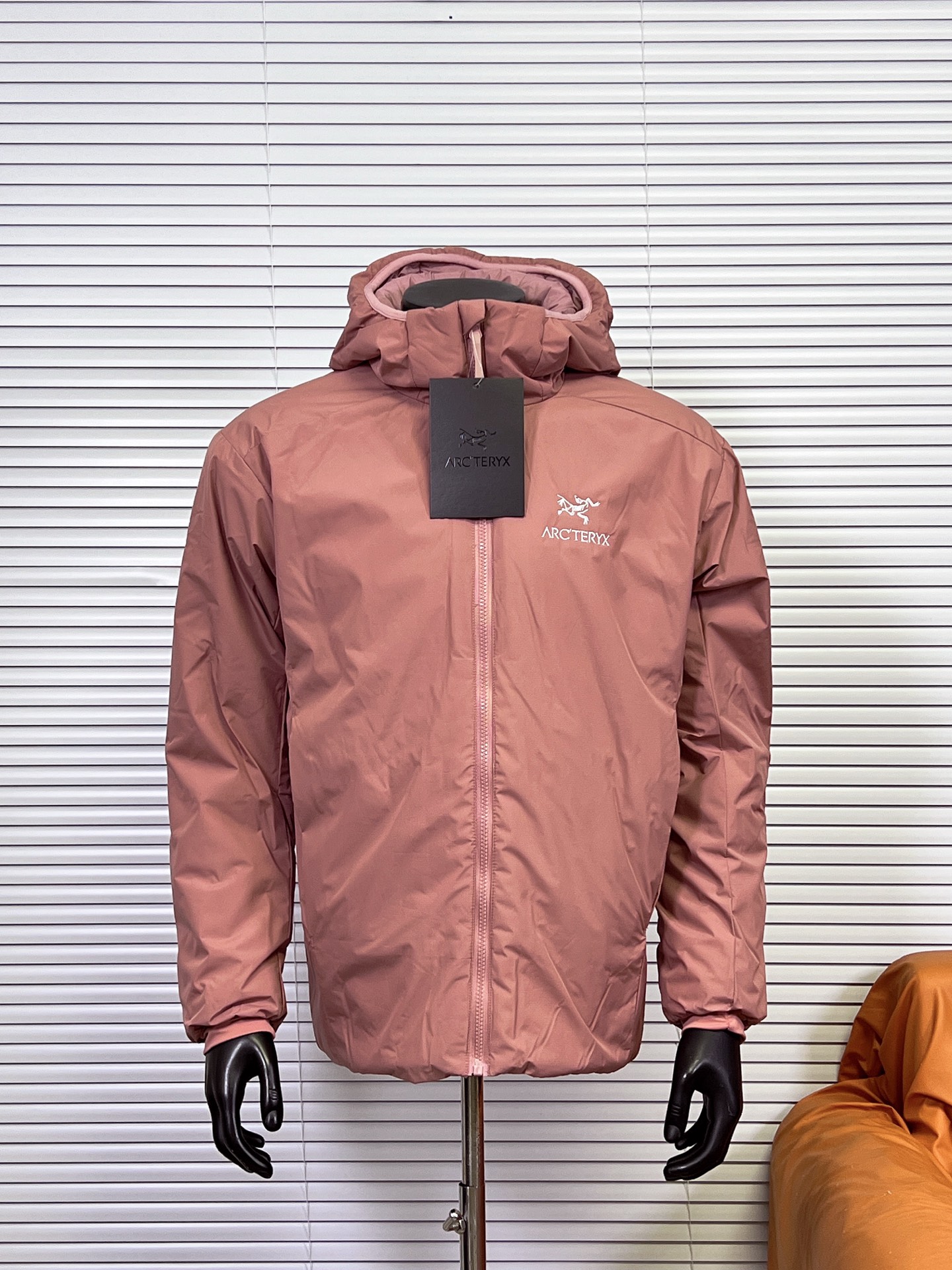 工厂放货💰 特价130/非特价💰190
Arcteryx始祖鸟阿童木棉服Atom AR Hoody 刺绣Logo户外耐磨轻量防水防风保暖连帽夹克棉服外套

这款Atom棉服在被打湿后仍可锁温保暖，多次打包和拆包后仍可保持性能！面料透气、耐用，富有弹性的侧面嵌料贴合身形，
柔软灵活，保暖的StormHood™风帽更添暖意！
基本信息	全部性能！

用途:攀岩,高山攀登	，防湿表层面料，透气,轻量！	可压缩打包，保暖,防风！
裁切:修身款式！
修身剪裁，适合作为内衣的！
面料:Tyono™20d防撕裂机织物	或轻薄的中间层穿着！
聚酯纤维/氨纶;锦纶;拼布:弹力抓绒布·拼接手肘，腋下插角布里料:20d锦纶填充物:60gsm聚酯纤维;·弹力针织袖口
·两个隐形拉链口袋,内侧拉链胸袋
·No Slip Zip™主拉链，定制TPU拉链头
·简洁可调的棉羽StormHood™兜帽设有有型的窄帽沿
,两个下摆调节扣

颜色：黑金 空间灰 隐秘灰 幽雾绿 贝母粉 宝石蓝 育空黄
尺码:S-XXXL