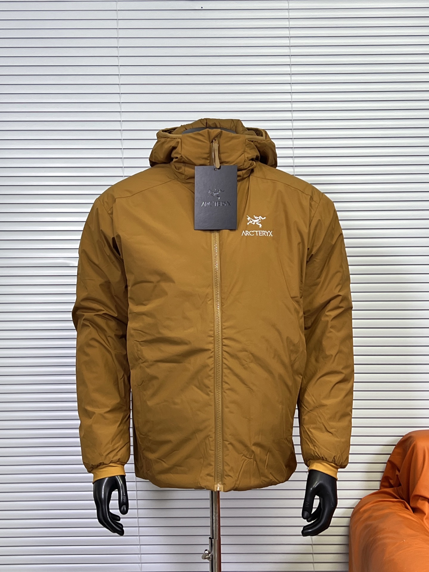 工厂放货💰 特价130/非特价💰190
Arcteryx始祖鸟阿童木棉服Atom AR Hoody 刺绣Logo户外耐磨轻量防水防风保暖连帽夹克棉服外套

这款Atom棉服在被打湿后仍可锁温保暖，多次打包和拆包后仍可保持性能！面料透气、耐用，富有弹性的侧面嵌料贴合身形，
柔软灵活，保暖的StormHood™风帽更添暖意！
基本信息	全部性能！

用途:攀岩,高山攀登	，防湿表层面料，透气,轻量！	可压缩打包，保暖,防风！
裁切:修身款式！
修身剪裁，适合作为内衣的！
面料:Tyono™20d防撕裂机织物	或轻薄的中间层穿着！
聚酯纤维/氨纶;锦纶;拼布:弹力抓绒布·拼接手肘，腋下插角布里料:20d锦纶填充物:60gsm聚酯纤维;·弹力针织袖口
·两个隐形拉链口袋,内侧拉链胸袋
·No Slip Zip™主拉链，定制TPU拉链头
·简洁可调的棉羽StormHood™兜帽设有有型的窄帽沿
,两个下摆调节扣

颜色：黑金 空间灰 隐秘灰 幽雾绿 贝母粉 宝石蓝 育空黄
尺码:S-XXXL