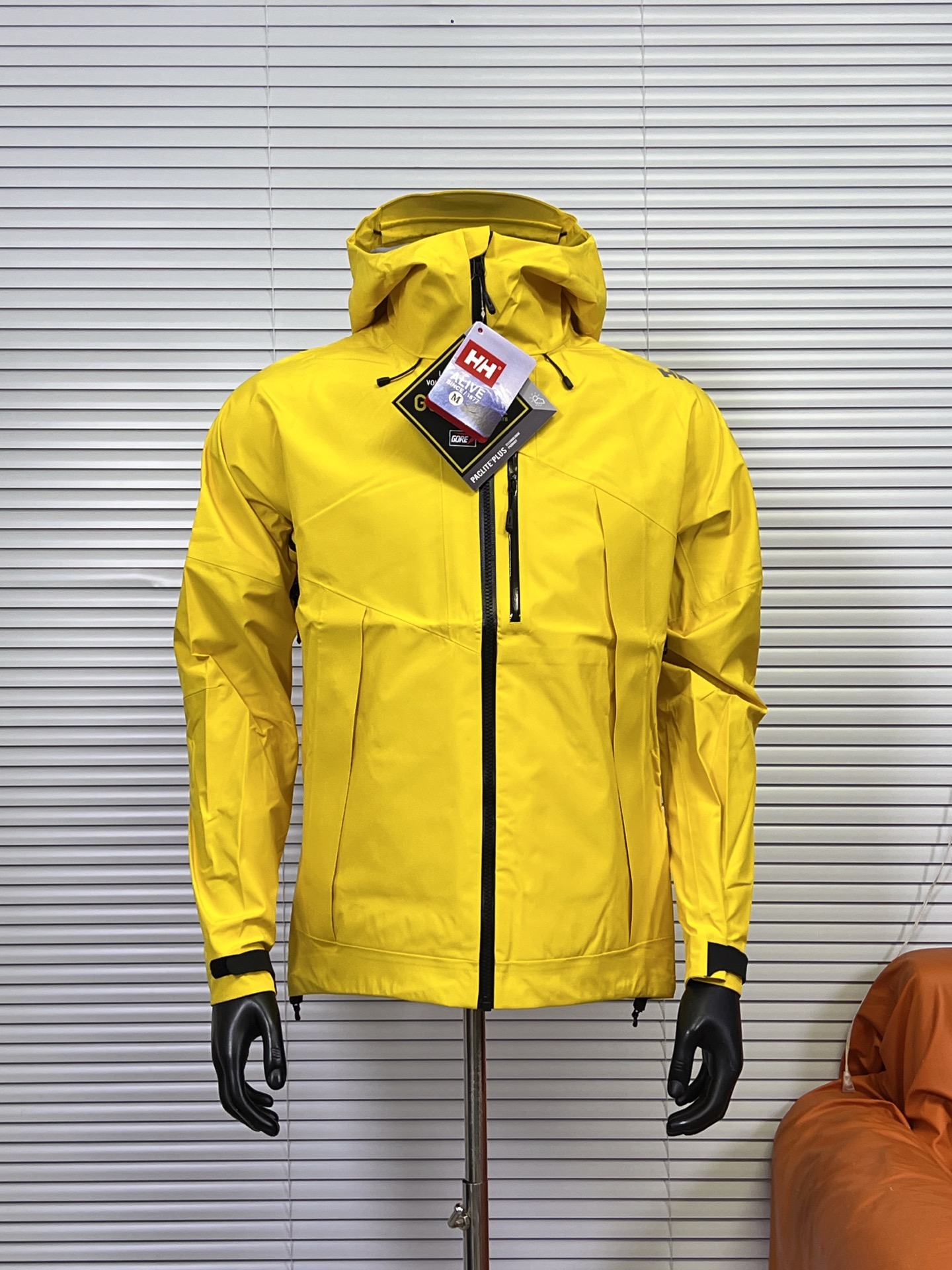 工厂 HELLY HANSEN|海丽汉森HH H2 全压胶硬壳冲锋衣 高防水 透湿户外 硬壳冲锋衣 ▪️面料特性:使用DERMIZAX面料,JIS标准防水等级,相比常规的硬壳带有一定弹力,防御暴雨等级. ▪️工艺:全身热压胶贴合工艺,让整个衣服没有缝隙,进一步加强衣服的防水效果. 颜色:黑色,黄色,神秘米色