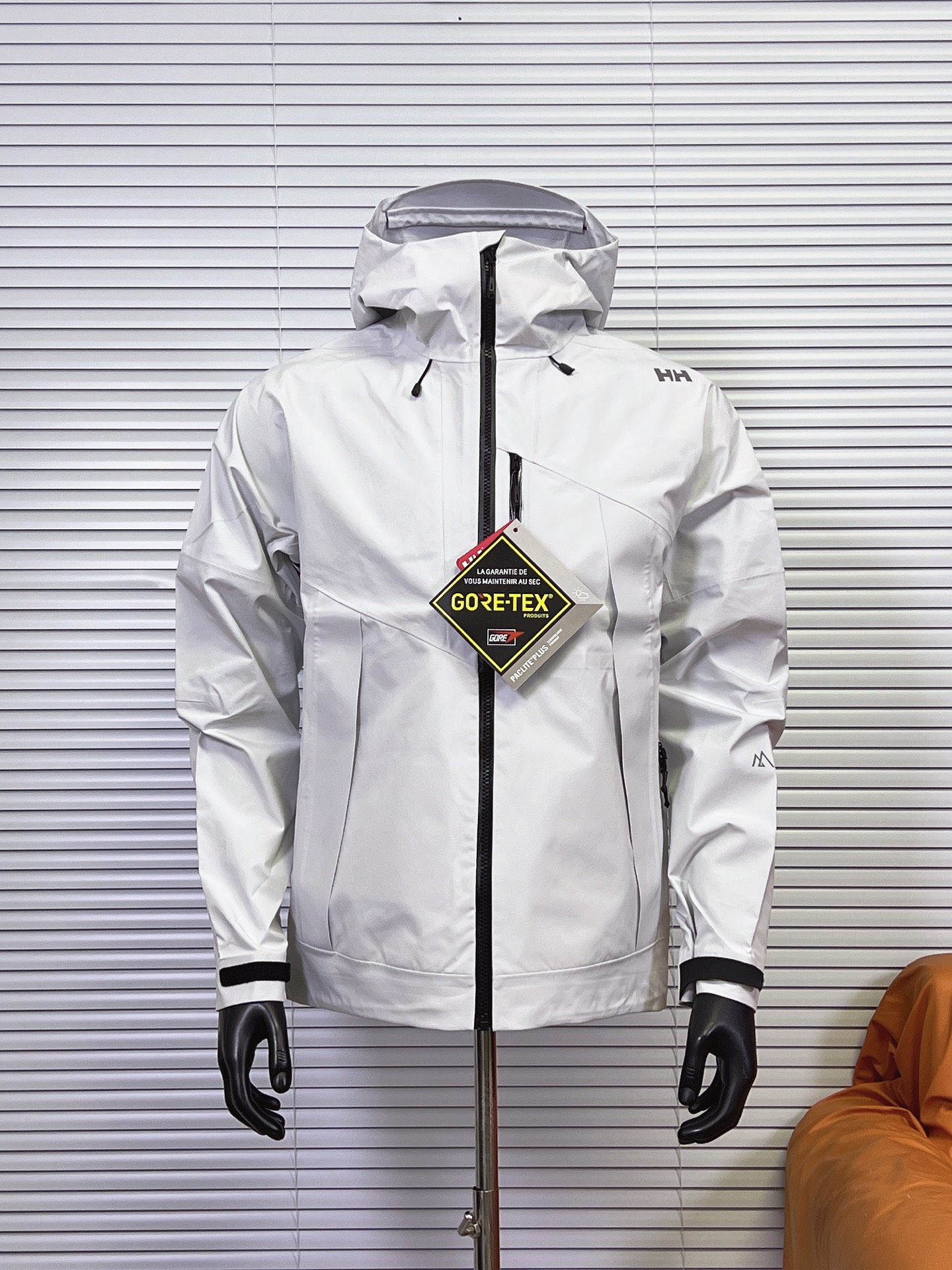 工厂 HELLY HANSEN|海丽汉森HH H2 全压胶硬壳冲锋衣 高防水 透湿户外 硬壳冲锋衣 ▪️面料特性:使用DERMIZAX面料,JIS标准防水等级,相比常规的硬壳带有一定弹力,防御暴雨等级. ▪️工艺:全身热压胶贴合工艺,让整个衣服没有缝隙,进一步加强衣服的防水效果. 颜色:黑色,黄色,神秘米色