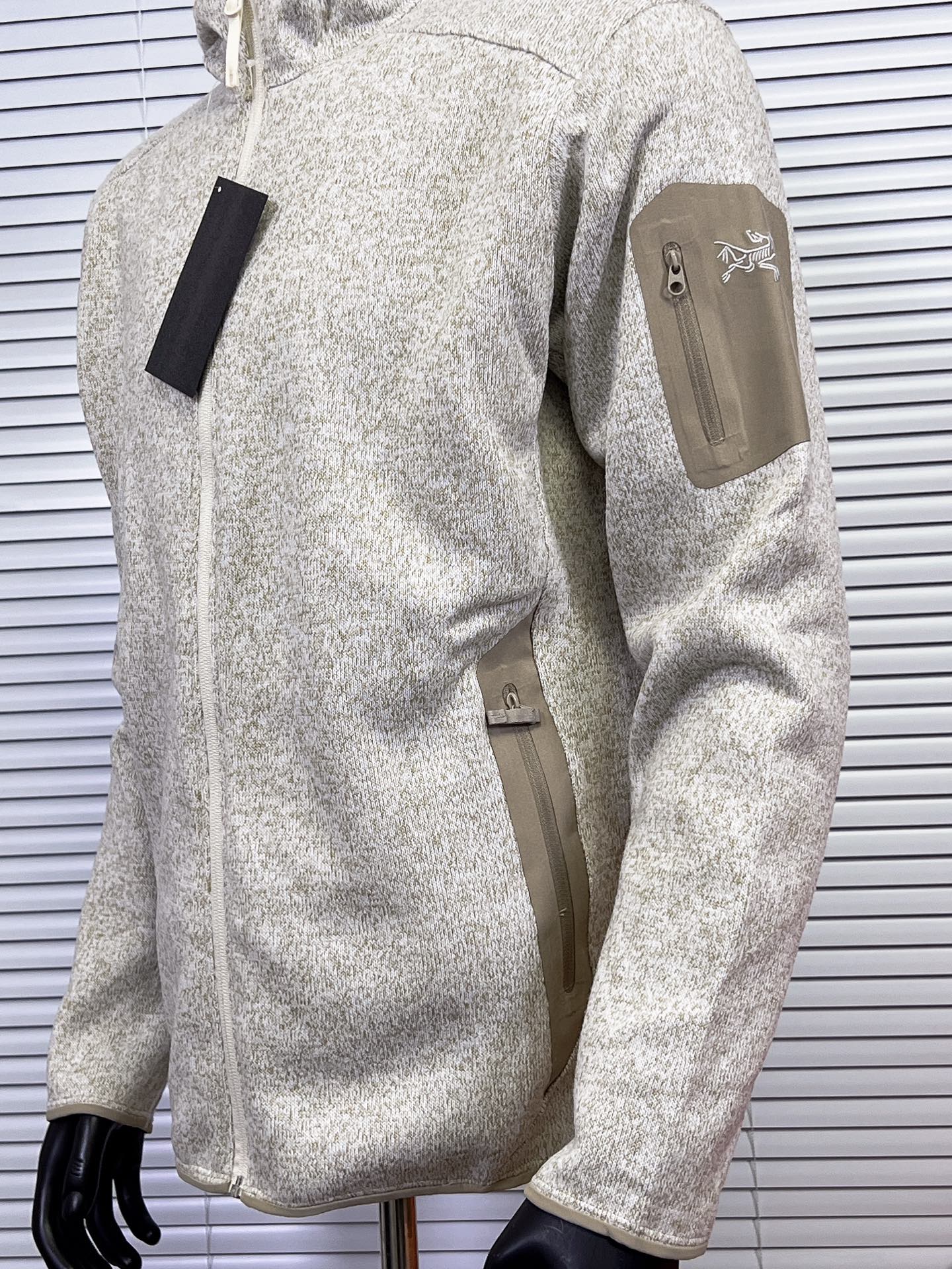 💰250
始祖鸟Covert Cardigan 连帽抓绒开衫外套
重磅推荐,来自鸟家经典的抓绒衫,柜上2000+都是靠抢的。
1️⃣Polartec® Thermal Pro科技绒,仿生热循环结构锁温提升40%,抗静电抗起球,-10℃贴肤仍羊绒般柔暖。面料轻盈暖糯,保证活动自如又亲肤舒适。内里抓绒,手感柔软舒适的同时又起到了更好的保暖作用。
2️⃣3D立体拼缝,肩背活动量+微收腰线,显瘦不紧绷,西装冲锋衣内搭无痕。
3️⃣隐形式关节补强,高弹氨纶混纺肘腋,登山办公大幅伸展不鼓包。
4️⃣ 压胶口袋设计,增添了户外服装的元素,安全存放小件必需品的同时,并赋予这款单品经典美感。手臂压胶口袋设计,更是点睛之笔且实用。加高立领,温暖呵护颈脖,连帽带点俏皮,冬天可以更好的防风。可单穿,可叠穿,真的是做到了一衣两穿啊!
尺码:S-XXL
颜色:极地白 石墨灰 夜影蓝 黑灰色