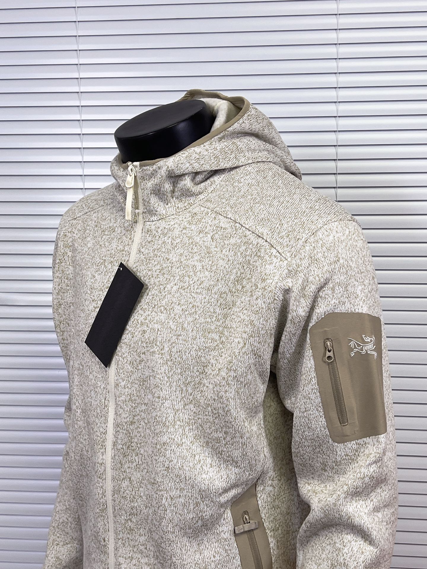 💰250
始祖鸟Covert Cardigan 连帽抓绒开衫外套
重磅推荐,来自鸟家经典的抓绒衫,柜上2000+都是靠抢的。
1️⃣Polartec® Thermal Pro科技绒,仿生热循环结构锁温提升40%,抗静电抗起球,-10℃贴肤仍羊绒般柔暖。面料轻盈暖糯,保证活动自如又亲肤舒适。内里抓绒,手感柔软舒适的同时又起到了更好的保暖作用。
2️⃣3D立体拼缝,肩背活动量+微收腰线,显瘦不紧绷,西装冲锋衣内搭无痕。
3️⃣隐形式关节补强,高弹氨纶混纺肘腋,登山办公大幅伸展不鼓包。
4️⃣ 压胶口袋设计,增添了户外服装的元素,安全存放小件必需品的同时,并赋予这款单品经典美感。手臂压胶口袋设计,更是点睛之笔且实用。加高立领,温暖呵护颈脖,连帽带点俏皮,冬天可以更好的防风。可单穿,可叠穿,真的是做到了一衣两穿啊!
尺码:S-XXL
颜色:极地白 石墨灰 夜影蓝 黑灰色