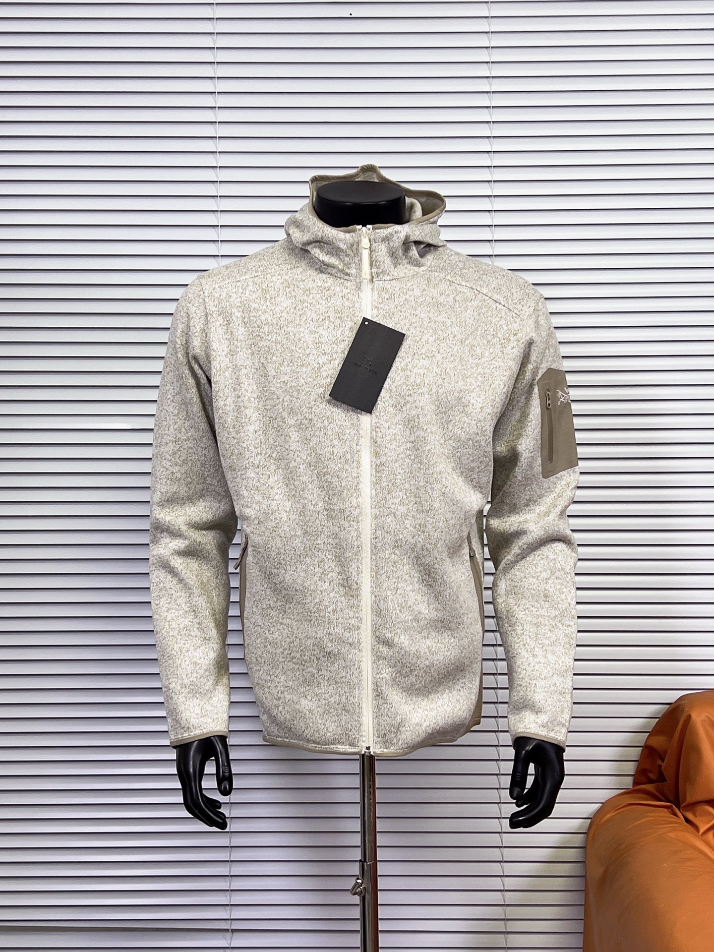 💰250
始祖鸟Covert Cardigan 连帽抓绒开衫外套
重磅推荐,来自鸟家经典的抓绒衫,柜上2000+都是靠抢的。
1️⃣Polartec® Thermal Pro科技绒,仿生热循环结构锁温提升40%,抗静电抗起球,-10℃贴肤仍羊绒般柔暖。面料轻盈暖糯,保证活动自如又亲肤舒适。内里抓绒,手感柔软舒适的同时又起到了更好的保暖作用。
2️⃣3D立体拼缝,肩背活动量+微收腰线,显瘦不紧绷,西装冲锋衣内搭无痕。
3️⃣隐形式关节补强,高弹氨纶混纺肘腋,登山办公大幅伸展不鼓包。
4️⃣ 压胶口袋设计,增添了户外服装的元素,安全存放小件必需品的同时,并赋予这款单品经典美感。手臂压胶口袋设计,更是点睛之笔且实用。加高立领,温暖呵护颈脖,连帽带点俏皮,冬天可以更好的防风。可单穿,可叠穿,真的是做到了一衣两穿啊!
尺码:S-XXL
颜色:极地白 石墨灰 夜影蓝 黑灰色