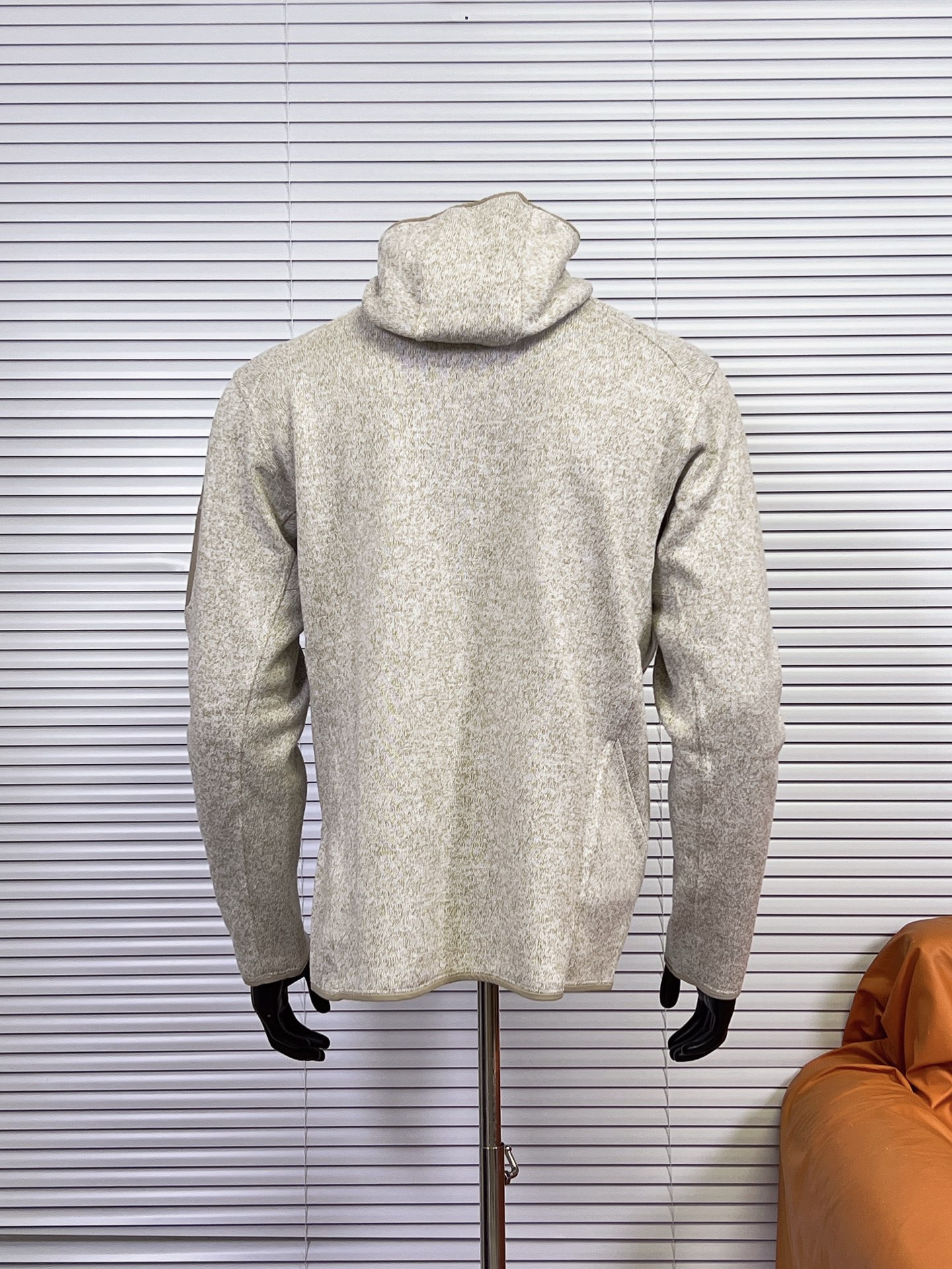 💰250
始祖鸟Covert Cardigan 连帽抓绒开衫外套
重磅推荐,来自鸟家经典的抓绒衫,柜上2000+都是靠抢的。
1️⃣Polartec® Thermal Pro科技绒,仿生热循环结构锁温提升40%,抗静电抗起球,-10℃贴肤仍羊绒般柔暖。面料轻盈暖糯,保证活动自如又亲肤舒适。内里抓绒,手感柔软舒适的同时又起到了更好的保暖作用。
2️⃣3D立体拼缝,肩背活动量+微收腰线,显瘦不紧绷,西装冲锋衣内搭无痕。
3️⃣隐形式关节补强,高弹氨纶混纺肘腋,登山办公大幅伸展不鼓包。
4️⃣ 压胶口袋设计,增添了户外服装的元素,安全存放小件必需品的同时,并赋予这款单品经典美感。手臂压胶口袋设计,更是点睛之笔且实用。加高立领,温暖呵护颈脖,连帽带点俏皮,冬天可以更好的防风。可单穿,可叠穿,真的是做到了一衣两穿啊!
尺码:S-XXL
颜色:极地白 石墨灰 夜影蓝 黑灰色