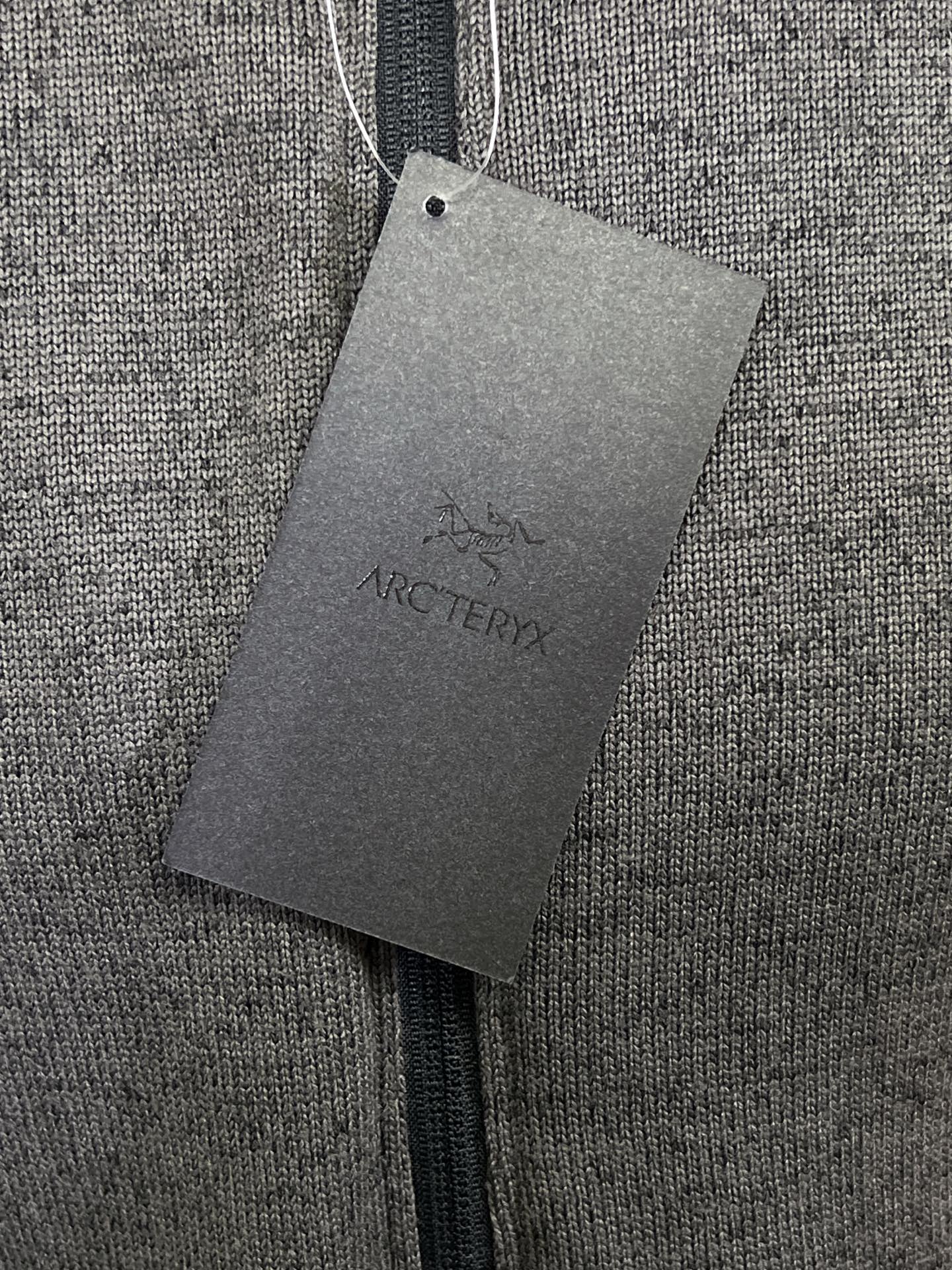 💰250
始祖鸟Covert Cardigan 连帽抓绒开衫外套
重磅推荐,来自鸟家经典的抓绒衫,柜上2000+都是靠抢的!
1️⃣Polartec® Thermal Pro科技绒,仿生热循环结构锁温提升40%,抗静电抗起球,-10℃贴肤仍羊绒般柔暖。面料轻盈暖糯,保证活动自如又亲肤舒适。内里抓绒,手感柔软舒适的同时又起到了更好的保暖作用。
2️⃣3D立体拼缝,肩背活动量+微收腰线,显瘦不紧绷,西装冲锋衣内搭无痕。
3️⃣隐形式关节补强,高弹氨纶混纺肘腋,登山办公大幅伸展不鼓包。
4️⃣ 压胶口袋设计,增添了户外服装的元素,安全存放小件必需品的同时,并赋予这款单品经典美感。手臂压胶口袋设计,更是点睛之笔且实用。加高立领,温暖呵护颈脖,连帽带点俏皮,冬天可以更好的防风。可单穿,可叠穿,真的是做到了一衣两穿啊!
尺码:S-XXL
颜色:极地白 石墨灰 夜影蓝 黑灰色