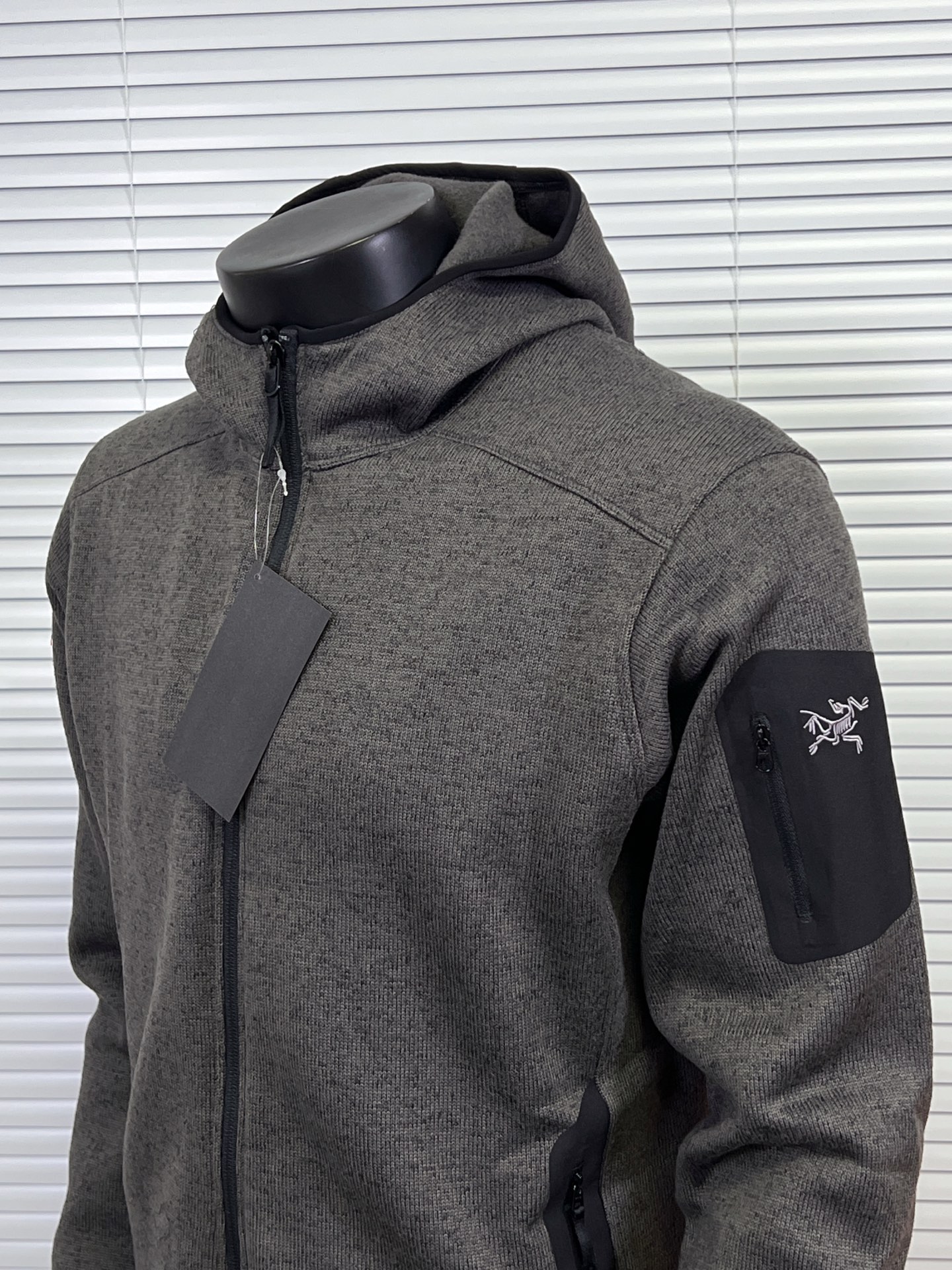 💰250
始祖鸟Covert Cardigan 连帽抓绒开衫外套
重磅推荐,来自鸟家经典的抓绒衫,柜上2000+都是靠抢的!
1️⃣Polartec® Thermal Pro科技绒,仿生热循环结构锁温提升40%,抗静电抗起球,-10℃贴肤仍羊绒般柔暖。面料轻盈暖糯,保证活动自如又亲肤舒适。内里抓绒,手感柔软舒适的同时又起到了更好的保暖作用。
2️⃣3D立体拼缝,肩背活动量+微收腰线,显瘦不紧绷,西装冲锋衣内搭无痕。
3️⃣隐形式关节补强,高弹氨纶混纺肘腋,登山办公大幅伸展不鼓包。
4️⃣ 压胶口袋设计,增添了户外服装的元素,安全存放小件必需品的同时,并赋予这款单品经典美感。手臂压胶口袋设计,更是点睛之笔且实用。加高立领,温暖呵护颈脖,连帽带点俏皮,冬天可以更好的防风。可单穿,可叠穿,真的是做到了一衣两穿啊!
尺码:S-XXL
颜色:极地白 石墨灰 夜影蓝 黑灰色