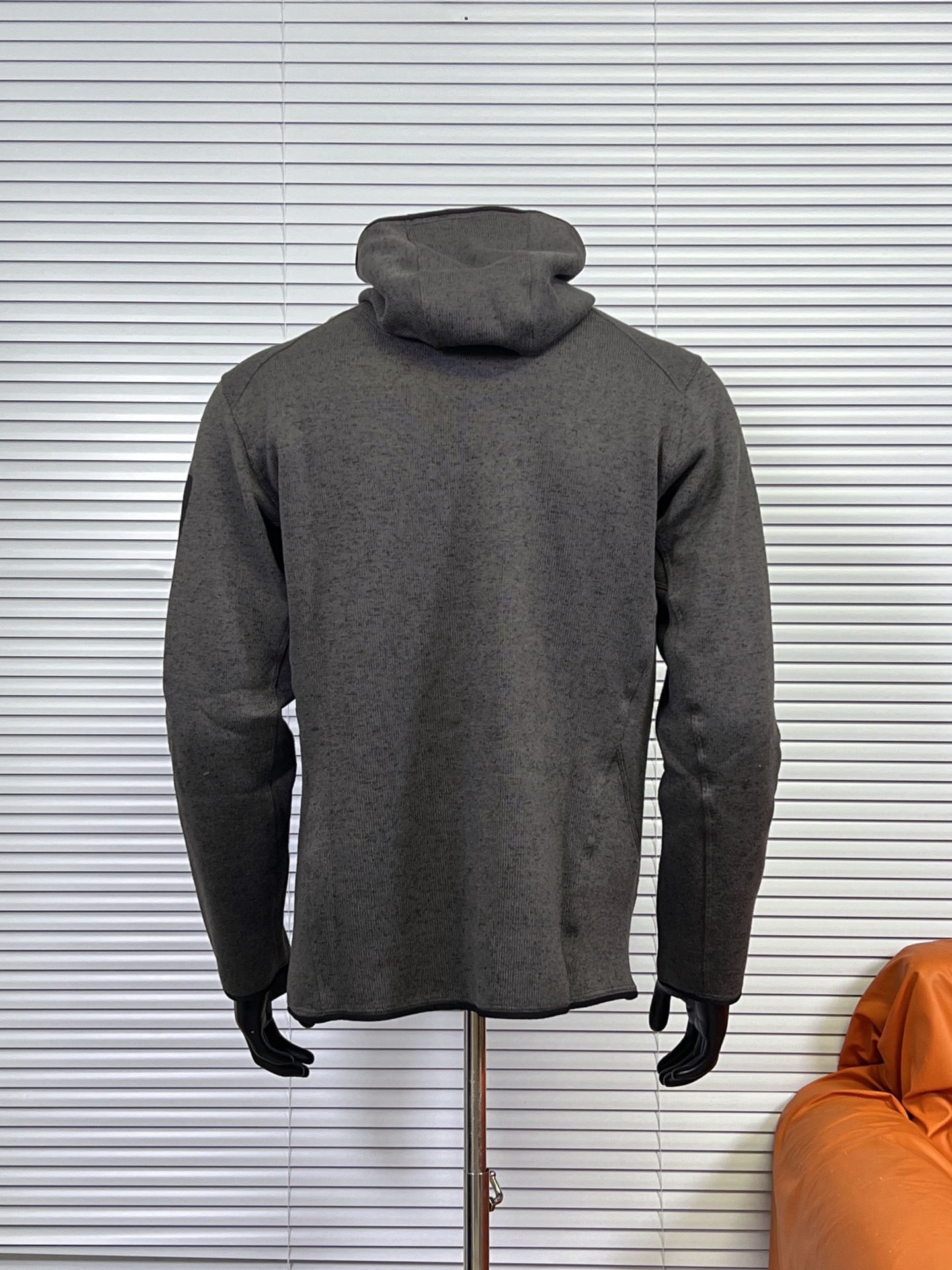 💰250
始祖鸟Covert Cardigan 连帽抓绒开衫外套
重磅推荐,来自鸟家经典的抓绒衫,柜上2000+都是靠抢的!
1️⃣Polartec® Thermal Pro科技绒,仿生热循环结构锁温提升40%,抗静电抗起球,-10℃贴肤仍羊绒般柔暖。面料轻盈暖糯,保证活动自如又亲肤舒适。内里抓绒,手感柔软舒适的同时又起到了更好的保暖作用。
2️⃣3D立体拼缝,肩背活动量+微收腰线,显瘦不紧绷,西装冲锋衣内搭无痕。
3️⃣隐形式关节补强,高弹氨纶混纺肘腋,登山办公大幅伸展不鼓包。
4️⃣ 压胶口袋设计,增添了户外服装的元素,安全存放小件必需品的同时,并赋予这款单品经典美感。手臂压胶口袋设计,更是点睛之笔且实用。加高立领,温暖呵护颈脖,连帽带点俏皮,冬天可以更好的防风。可单穿,可叠穿,真的是做到了一衣两穿啊!
尺码:S-XXL
颜色:极地白 石墨灰 夜影蓝 黑灰色