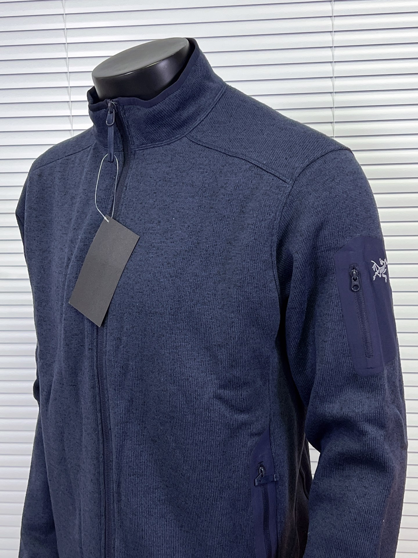 工厂放货💰200
始祖鸟Covert Cardigan 立领抓绒开衫外套
重磅推荐，来自鸟家经典的抓绒衫，柜上2000+都是靠抢的！

1️⃣Polartec® Thermal Pro科技绒，仿生热循环结构锁温提升40%，抗静电抗起球，-10℃贴肤仍羊绒般柔暖。面料轻盈暖糯，保证活动自如又亲肤舒适。内里抓绒，手感柔软舒适的同时又起到了更好的保暖作用。
2️⃣3D立体拼缝，肩背活动量+微收腰线，显瘦不紧绷，西装冲锋衣内搭无痕。
3️⃣隐形式关节补强，高弹氨纶混纺肘腋，登山办公大幅伸展不鼓包。  
4️⃣ 压胶口袋设计，增添了户外服装的元素，安全存放小件必需品的同时，并赋予这款单品经典美感。手臂压胶口袋设计，更是点睛之笔且实用。加高立领，温暖呵护颈脖，连帽带点俏皮，冬天可以更好的防风。可单穿，可叠穿，真的是做到了一衣两穿啊！

尺码：S-XXL
颜色：极地白 幽雾灰绿 银雾绿 夜影蓝 石墨灰 黑灰色