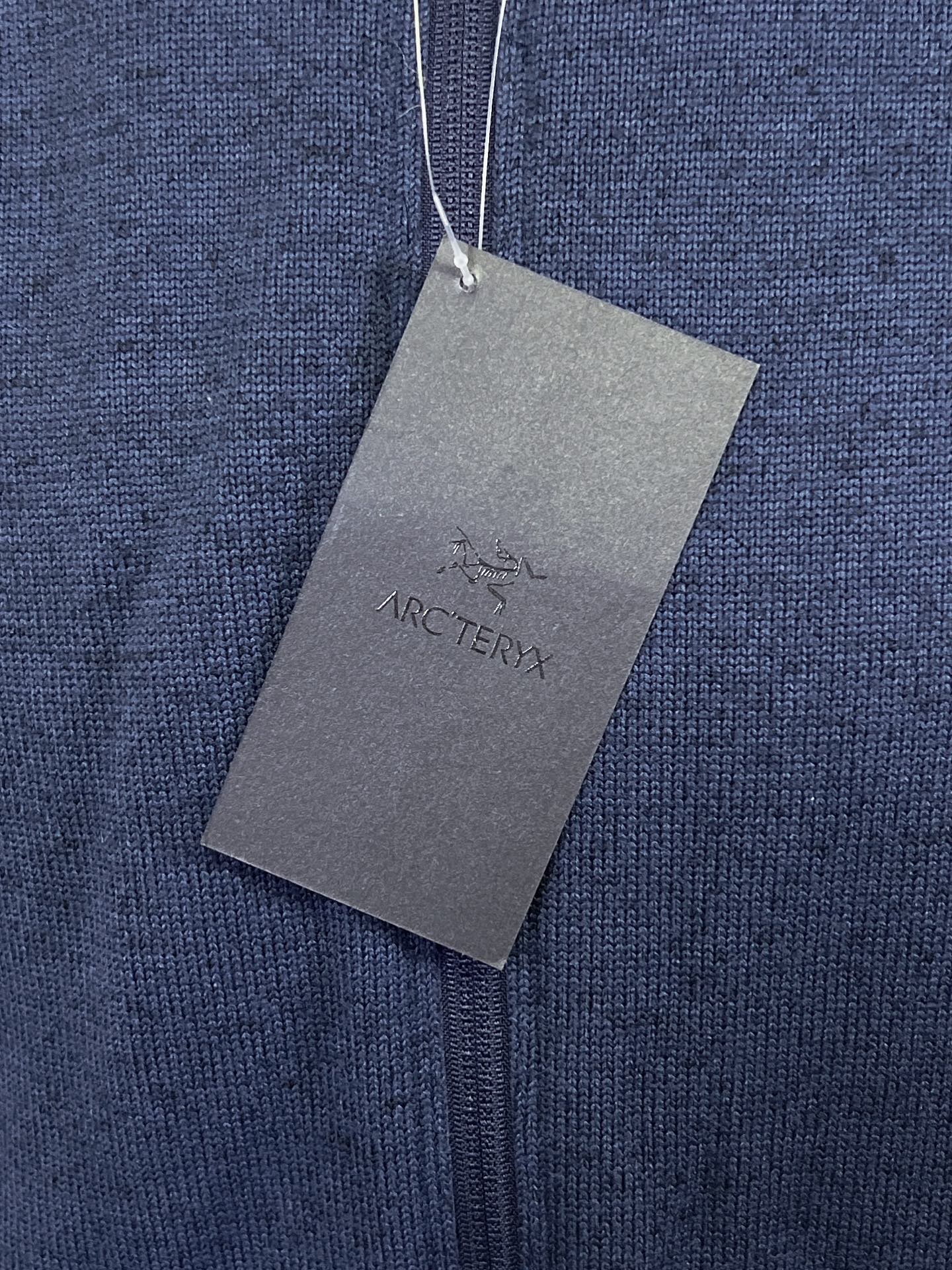 工厂放货💰200
始祖鸟Covert Cardigan 立领抓绒开衫外套
重磅推荐，来自鸟家经典的抓绒衫，柜上2000+都是靠抢的！

1️⃣Polartec® Thermal Pro科技绒，仿生热循环结构锁温提升40%，抗静电抗起球，-10℃贴肤仍羊绒般柔暖。面料轻盈暖糯，保证活动自如又亲肤舒适。内里抓绒，手感柔软舒适的同时又起到了更好的保暖作用。
2️⃣3D立体拼缝，肩背活动量+微收腰线，显瘦不紧绷，西装冲锋衣内搭无痕。
3️⃣隐形式关节补强，高弹氨纶混纺肘腋，登山办公大幅伸展不鼓包。  
4️⃣ 压胶口袋设计，增添了户外服装的元素，安全存放小件必需品的同时，并赋予这款单品经典美感。手臂压胶口袋设计，更是点睛之笔且实用。加高立领，温暖呵护颈脖，连帽带点俏皮，冬天可以更好的防风。可单穿，可叠穿，真的是做到了一衣两穿啊！

尺码：S-XXL
颜色：极地白 幽雾灰绿 银雾绿 夜影蓝 石墨灰 黑灰色