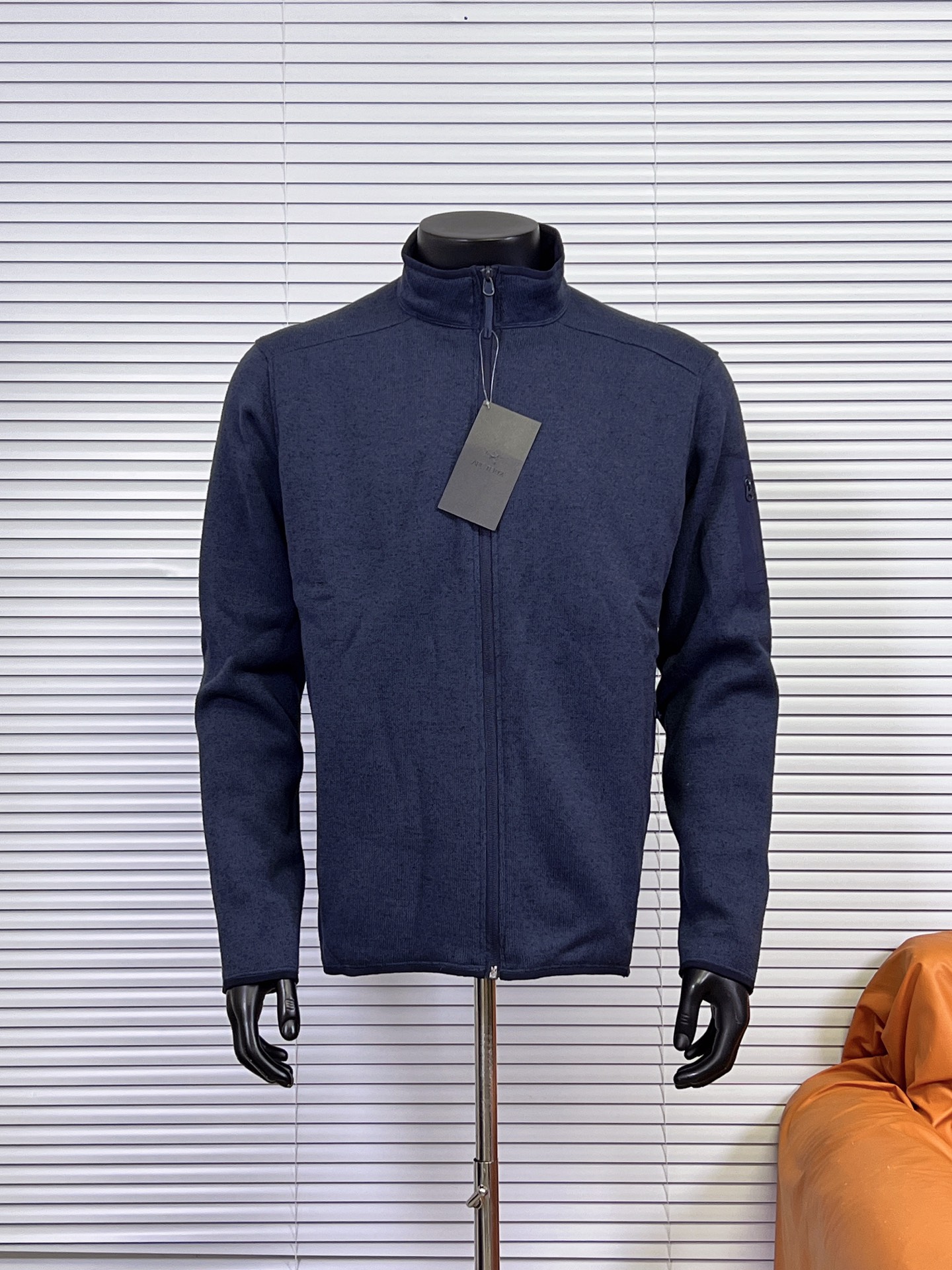 工厂放货💰200
始祖鸟Covert Cardigan 立领抓绒开衫外套
重磅推荐，来自鸟家经典的抓绒衫，柜上2000+都是靠抢的！

1️⃣Polartec® Thermal Pro科技绒，仿生热循环结构锁温提升40%，抗静电抗起球，-10℃贴肤仍羊绒般柔暖。面料轻盈暖糯，保证活动自如又亲肤舒适。内里抓绒，手感柔软舒适的同时又起到了更好的保暖作用。
2️⃣3D立体拼缝，肩背活动量+微收腰线，显瘦不紧绷，西装冲锋衣内搭无痕。
3️⃣隐形式关节补强，高弹氨纶混纺肘腋，登山办公大幅伸展不鼓包。  
4️⃣ 压胶口袋设计，增添了户外服装的元素，安全存放小件必需品的同时，并赋予这款单品经典美感。手臂压胶口袋设计，更是点睛之笔且实用。加高立领，温暖呵护颈脖，连帽带点俏皮，冬天可以更好的防风。可单穿，可叠穿，真的是做到了一衣两穿啊！

尺码：S-XXL
颜色：极地白 幽雾灰绿 银雾绿 夜影蓝 石墨灰 黑灰色