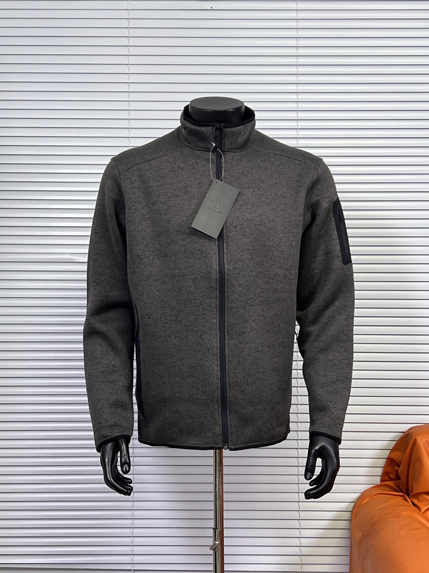 工厂放货💰200
始祖鸟Covert Cardigan 立领抓绒开衫外套
重磅推荐，来自鸟家经典的抓绒衫，柜上2000+都是靠抢的！

1️⃣Polartec® Thermal Pro科技绒，仿生热循环结构锁温提升40%，抗静电抗起球，-10℃贴肤仍羊绒般柔暖。面料轻盈暖糯，保证活动自如又亲肤舒适。内里抓绒，手感柔软舒适的同时又起到了更好的保暖作用。
2️⃣3D立体拼缝，肩背活动量+微收腰线，显瘦不紧绷，西装冲锋衣内搭无痕。
3️⃣隐形式关节补强，高弹氨纶混纺肘腋，登山办公大幅伸展不鼓包。  
4️⃣ 压胶口袋设计，增添了户外服装的元素，安全存放小件必需品的同时，并赋予这款单品经典美感。手臂压胶口袋设计，更是点睛之笔且实用。加高立领，温暖呵护颈脖，连帽带点俏皮，冬天可以更好的防风。可单穿，可叠穿，真的是做到了一衣两穿啊！

尺码：S-XXL
颜色：极地白 幽雾灰绿 银雾绿 夜影蓝 石墨灰 黑灰色