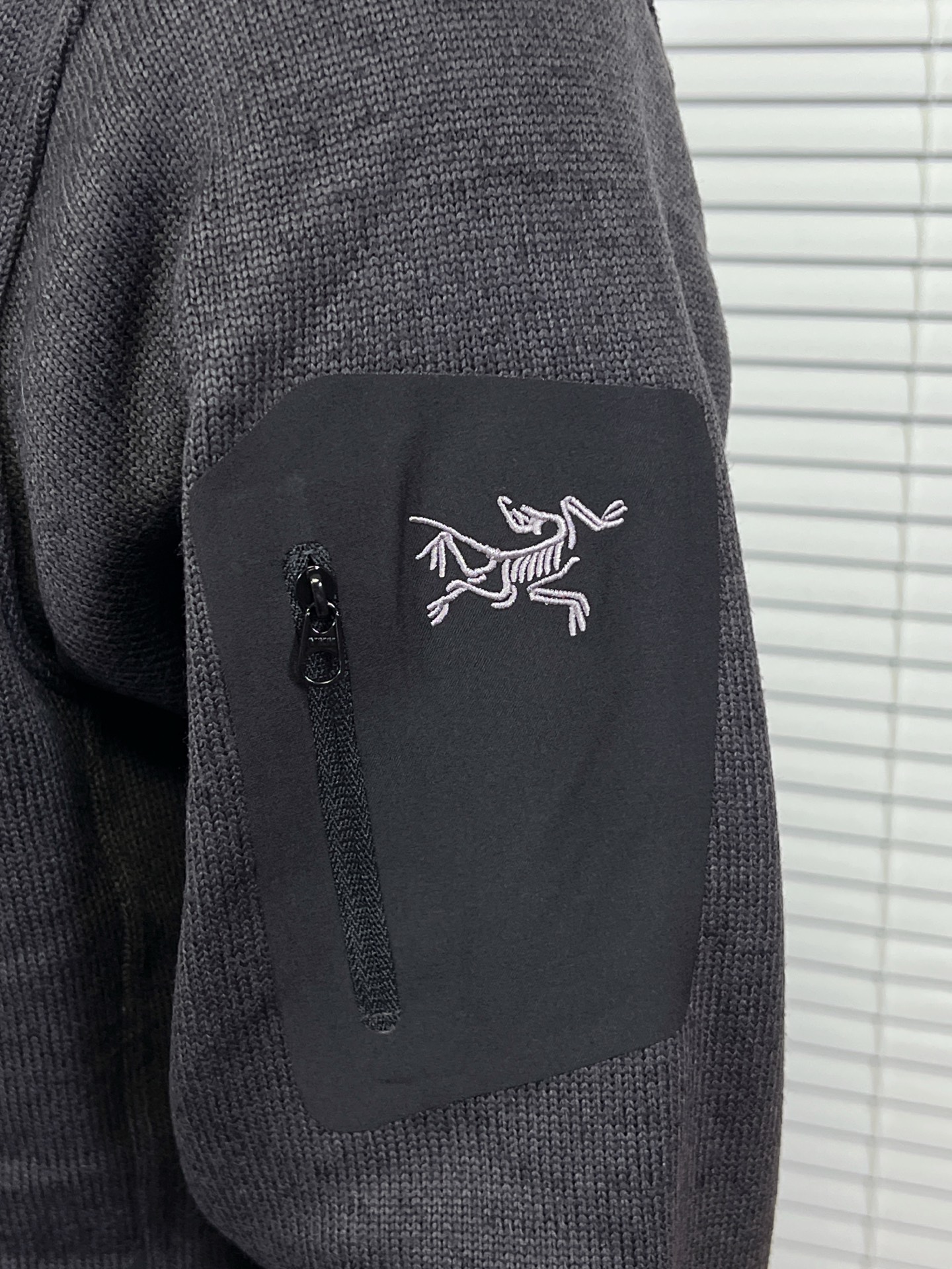 💰230
始祖鸟Covert Cardigan 立领抓绒开衫外套
重磅推荐,来自鸟家经典的抓绒衫,柜上2000+都是靠抢的!
1️⃣Polartec® Thermal Pro科技绒,仿生热循环结构锁温提升40%,抗静电抗起球,-10℃贴肤仍羊绒般柔暖。面料轻盈暖糯,保证活动自如又亲肤舒适。内里抓绒,手感柔软舒适的同时又起到了更好的保暖作用。
2️⃣3D立体拼缝,肩背活动量+微收腰线,显瘦不紧绷,西装冲锋衣内搭无痕。
3️⃣隐形式关节补强,高弹氨纶混纺肘腋,登山办公大幅伸展不鼓包。
4️⃣ 压胶口袋设计,增添了户外服装的元素,安全存放小件必需品的同时,并赋予这款单品经典美感。手臂压胶口袋设计,更是点睛之笔且实用。加高立领,温暖呵护颈脖,连帽带点俏皮,冬天可以更好的防风。可单穿,可叠穿,真的是做到了一衣两穿啊!
尺码:S-XXL
颜色:极地白 幽雾灰绿 银雾绿 夜影蓝 石墨灰 黑灰色