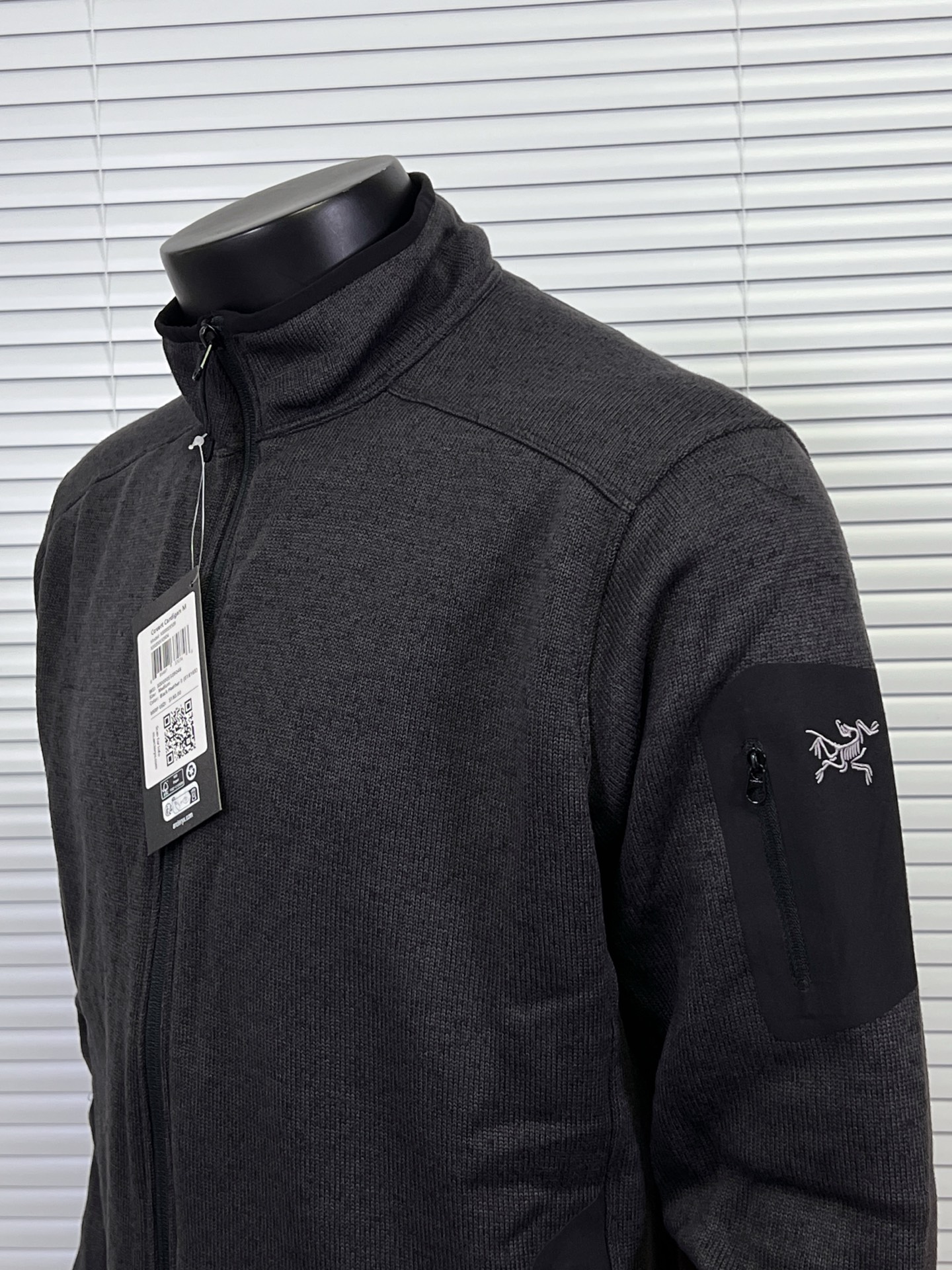 💰230
始祖鸟Covert Cardigan 立领抓绒开衫外套
重磅推荐,来自鸟家经典的抓绒衫,柜上2000+都是靠抢的!
1️⃣Polartec® Thermal Pro科技绒,仿生热循环结构锁温提升40%,抗静电抗起球,-10℃贴肤仍羊绒般柔暖。面料轻盈暖糯,保证活动自如又亲肤舒适。内里抓绒,手感柔软舒适的同时又起到了更好的保暖作用。
2️⃣3D立体拼缝,肩背活动量+微收腰线,显瘦不紧绷,西装冲锋衣内搭无痕。
3️⃣隐形式关节补强,高弹氨纶混纺肘腋,登山办公大幅伸展不鼓包。
4️⃣ 压胶口袋设计,增添了户外服装的元素,安全存放小件必需品的同时,并赋予这款单品经典美感。手臂压胶口袋设计,更是点睛之笔且实用。加高立领,温暖呵护颈脖,连帽带点俏皮,冬天可以更好的防风。可单穿,可叠穿,真的是做到了一衣两穿啊!
尺码:S-XXL
颜色:极地白 幽雾灰绿 银雾绿 夜影蓝 石墨灰 黑灰色