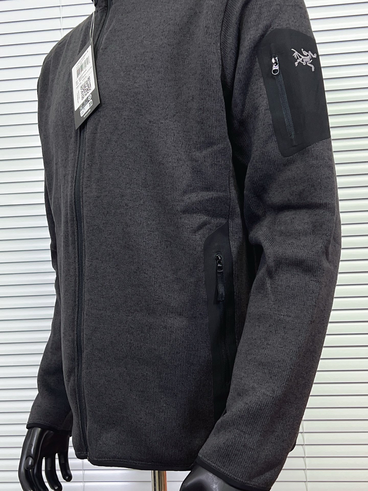 💰230
始祖鸟Covert Cardigan 立领抓绒开衫外套
重磅推荐,来自鸟家经典的抓绒衫,柜上2000+都是靠抢的!
1️⃣Polartec® Thermal Pro科技绒,仿生热循环结构锁温提升40%,抗静电抗起球,-10℃贴肤仍羊绒般柔暖。面料轻盈暖糯,保证活动自如又亲肤舒适。内里抓绒,手感柔软舒适的同时又起到了更好的保暖作用。
2️⃣3D立体拼缝,肩背活动量+微收腰线,显瘦不紧绷,西装冲锋衣内搭无痕。
3️⃣隐形式关节补强,高弹氨纶混纺肘腋,登山办公大幅伸展不鼓包。
4️⃣ 压胶口袋设计,增添了户外服装的元素,安全存放小件必需品的同时,并赋予这款单品经典美感。手臂压胶口袋设计,更是点睛之笔且实用。加高立领,温暖呵护颈脖,连帽带点俏皮,冬天可以更好的防风。可单穿,可叠穿,真的是做到了一衣两穿啊!
尺码:S-XXL
颜色:极地白 幽雾灰绿 银雾绿 夜影蓝 石墨灰 黑灰色