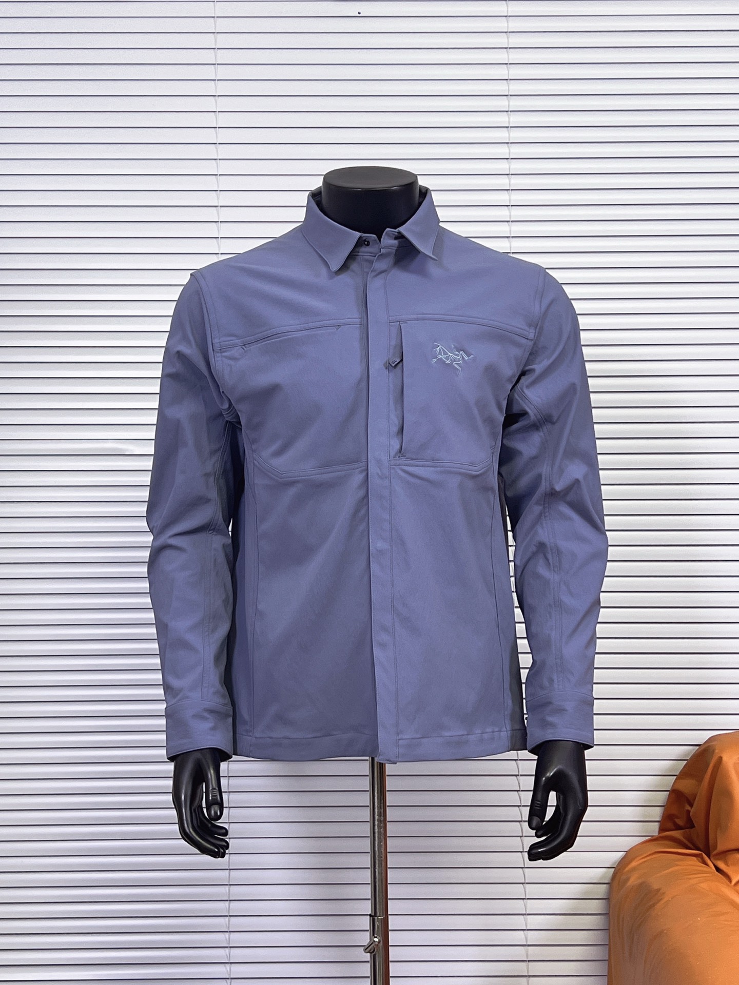 工厂 -Arcteryx始祖鸟 CRONIN Cotton Overshirt 弹力衬衫夹克外套防风防雨纯色小logo翻领衬衫夹克外套 -面料:原版一比一定织定染61%棉+29%锦纶+10%氨纶面料.具备棉质的柔软舒适、吸湿透气,又有尼龙的耐磨性和弹性纤维的高弹性,使衣物不易变形,穿着活动更自如.经过fc0(无全氟和多氟烷基物质)DWR防泼水处理,能有效抵御小雨和湿气,保持表面干爽. -辅料:原版拆解开发,一比一定制的小标,领标,水洗,吊牌,五金等等.吊卡合格证信息一致正确对应,定制新款主标以及洗唛 洗标信息同样还原. -工艺:原版分解,从裁剪,拼接,到缝制工艺完全原版一比一.田岛绣花机出品刺绣,原版刺绣定染绣花配线,一色一线. -特别提醒:请冷水或 30°C以下温水机洗,轻柔模式,避免与拉链、金属扣等硬物混洗.翻面晾干,避免阳光直射,防止面料褪色或变硬.请避免使用热水或高温烘干,以防缩水. -颜色:黑色 复古绿 夜影蓝 浩渺灰 -