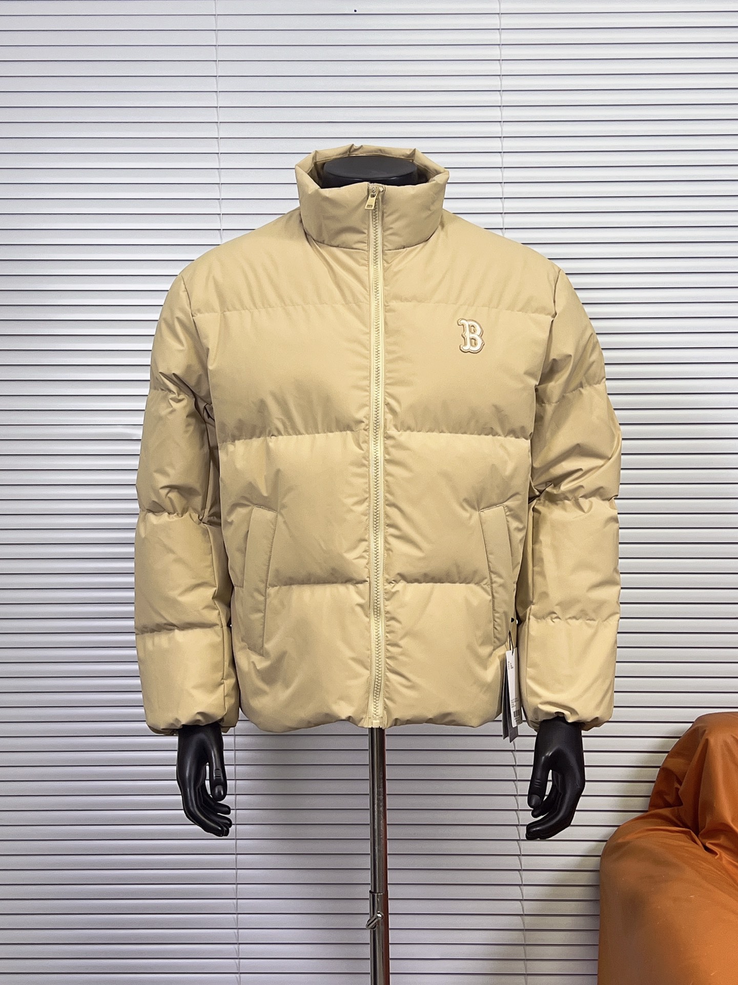 工厂放货💰240
MLB｜纽约洋基队小标立领新款面包羽绒服 
内衬满印款🧊微标LOGO/短款羽绒服
MLB是韩国F&F旗下潮流服装品牌，拥有150年历史的经典传统，是街头文化和国际生活方式的领导者。MLB 拥有包括男装、女装、童装、配饰 在内的全品类服饰，提供覆盖各性别、各年龄层、From HeadtoToe的穿搭装备。其产品结合了韩国的时尚造型与质感，展现了运动服饰也可以兼具时尚潮流的风格。在产品设计上，MLB不仅融合了美国职业棒球大联盟的各当家球队，更结合了棒球运动中的各个元素。

材料工艺解析：
1⃣️国标80%白鸭绒，市面独家使用顶级羽绒，绝不吹虚鹅绒等一系列的错误理解

2⃣️ 面料: 100% 锦纶; 里料: 100% 锦纶 ，市面最顶级没有之一，一切遵照原版定制。

4⃣️原代加工厂出品电镀五金，全部原厂定制，非市场各类复刻版

5⃣️某某狼同代工厂出品，在品质方面一直是不去含糊，大厂出货大家都懂工人的工艺、QA与Qc品检 不是市面小厂可比的。
用心做一件原版产品，让每一位客户有底气去给他的客户介绍说：这个是国内最顶级复刻版本。
好的产品不需要过多软文去衬托，
只有垃圾产品才会吹嘘：原单ZP 用洒洒洋洋几千字来打动消费者！

颜色：黑色，米白，卡其色，深蓝色
尺码：XS-XXL