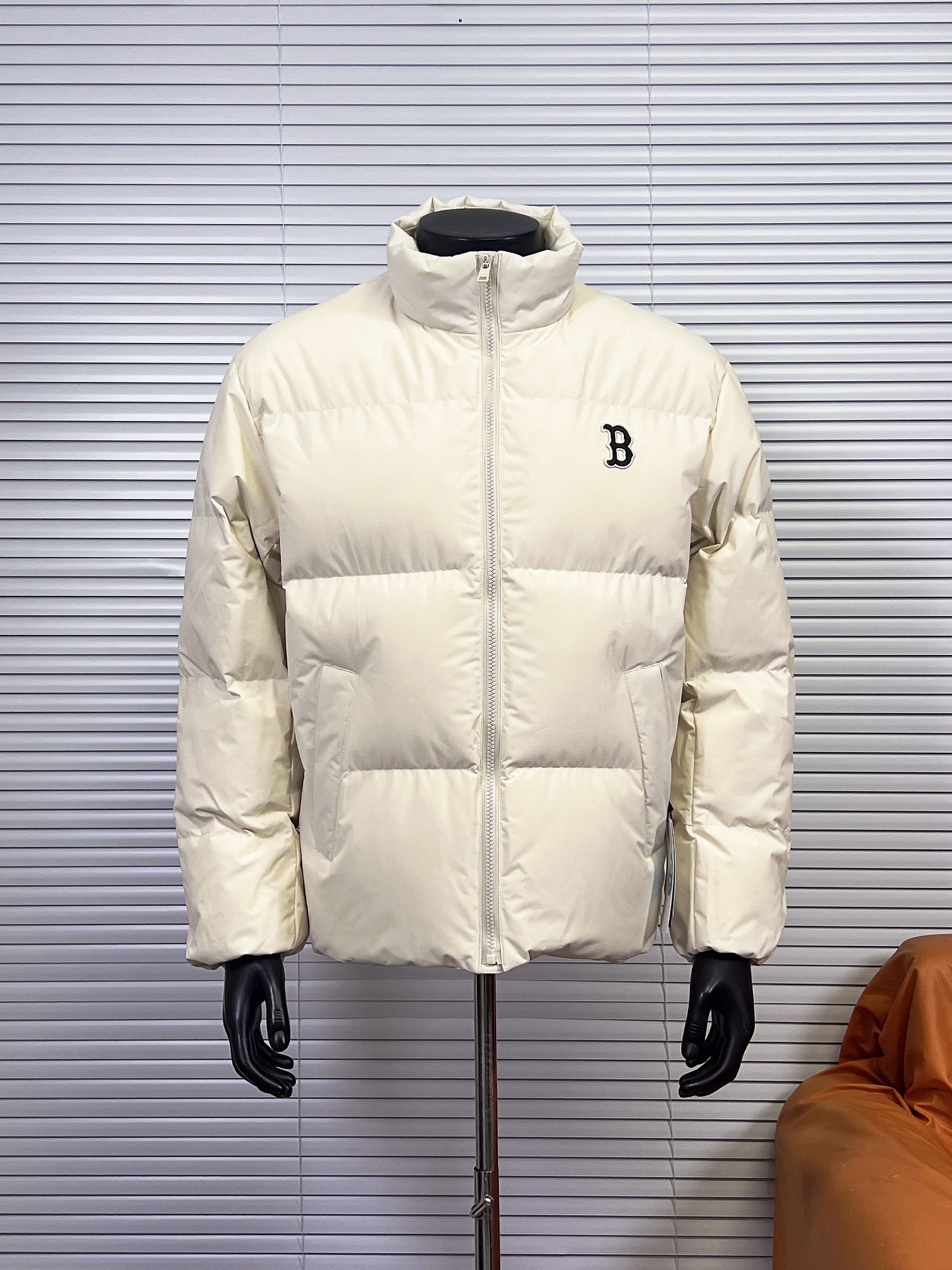 工厂放货💰240
MLB｜纽约洋基队小标立领新款面包羽绒服 
内衬满印款🧊微标LOGO/短款羽绒服
MLB是韩国F&F旗下潮流服装品牌，拥有150年历史的经典传统，是街头文化和国际生活方式的领导者。MLB 拥有包括男装、女装、童装、配饰 在内的全品类服饰，提供覆盖各性别、各年龄层、From HeadtoToe的穿搭装备。其产品结合了韩国的时尚造型与质感，展现了运动服饰也可以兼具时尚潮流的风格。在产品设计上，MLB不仅融合了美国职业棒球大联盟的各当家球队，更结合了棒球运动中的各个元素。

材料工艺解析：
1⃣️国标80%白鸭绒，市面独家使用顶级羽绒，绝不吹虚鹅绒等一系列的错误理解

2⃣️ 面料: 100% 锦纶; 里料: 100% 锦纶 ，市面最顶级没有之一，一切遵照原版定制。

4⃣️原代加工厂出品电镀五金，全部原厂定制，非市场各类复刻版

5⃣️某某狼同代工厂出品，在品质方面一直是不去含糊，大厂出货大家都懂工人的工艺、QA与Qc品检 不是市面小厂可比的。
用心做一件原版产品，让每一位客户有底气去给他的客户介绍说：这个是国内最顶级复刻版本。
好的产品不需要过多软文去衬托，
只有垃圾产品才会吹嘘：原单ZP 用洒洒洋洋几千字来打动消费者！

颜色：黑色，米白，卡其色，深蓝色
尺码：XS-XXL