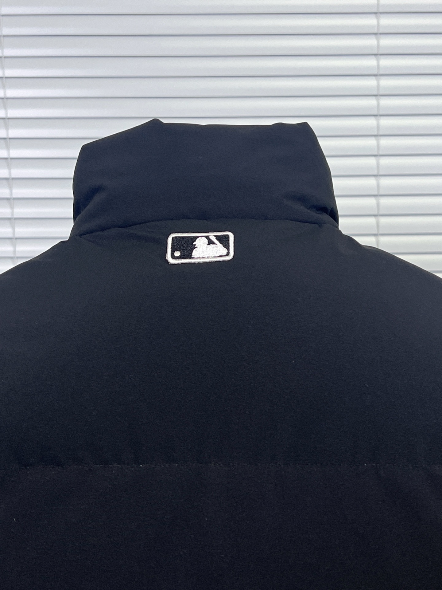 工厂放货💰240
MLB｜纽约洋基队小标立领新款面包羽绒服 
内衬满印款🧊微标LOGO/短款羽绒服
MLB是韩国F&F旗下潮流服装品牌，拥有150年历史的经典传统，是街头文化和国际生活方式的领导者。MLB 拥有包括男装、女装、童装、配饰 在内的全品类服饰，提供覆盖各性别、各年龄层、From HeadtoToe的穿搭装备。其产品结合了韩国的时尚造型与质感，展现了运动服饰也可以兼具时尚潮流的风格。在产品设计上，MLB不仅融合了美国职业棒球大联盟的各当家球队，更结合了棒球运动中的各个元素。

材料工艺解析：
1⃣️国标80%白鸭绒，市面独家使用顶级羽绒，绝不吹虚鹅绒等一系列的错误理解

2⃣️ 面料: 100% 锦纶; 里料: 100% 锦纶 ，市面最顶级没有之一，一切遵照原版定制。

4⃣️原代加工厂出品电镀五金，全部原厂定制，非市场各类复刻版

5⃣️某某狼同代工厂出品，在品质方面一直是不去含糊，大厂出货大家都懂工人的工艺、QA与Qc品检 不是市面小厂可比的。
用心做一件原版产品，让每一位客户有底气去给他的客户介绍说：这个是国内最顶级复刻版本。
好的产品不需要过多软文去衬托，
只有垃圾产品才会吹嘘：原单ZP 用洒洒洋洋几千字来打动消费者！

颜色：黑色，米白，卡其色，深蓝色
尺码：XS-XXL