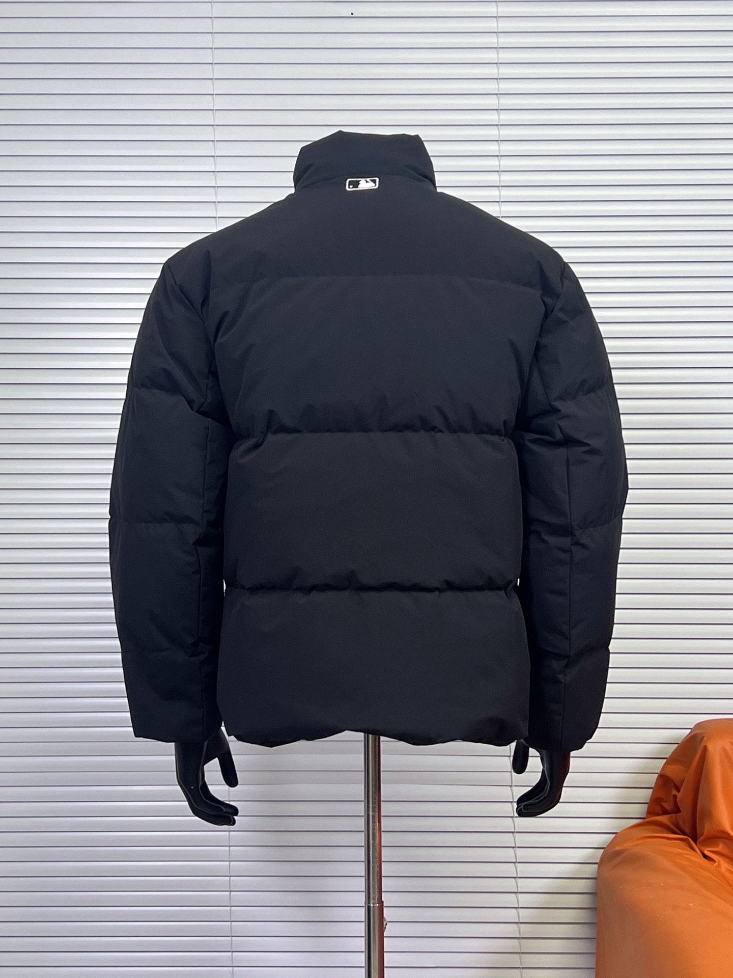 工厂放货💰240
MLB｜纽约洋基队小标立领新款面包羽绒服 
内衬满印款🧊微标LOGO/短款羽绒服
MLB是韩国F&F旗下潮流服装品牌，拥有150年历史的经典传统，是街头文化和国际生活方式的领导者。MLB 拥有包括男装、女装、童装、配饰 在内的全品类服饰，提供覆盖各性别、各年龄层、From HeadtoToe的穿搭装备。其产品结合了韩国的时尚造型与质感，展现了运动服饰也可以兼具时尚潮流的风格。在产品设计上，MLB不仅融合了美国职业棒球大联盟的各当家球队，更结合了棒球运动中的各个元素。

材料工艺解析：
1⃣️国标80%白鸭绒，市面独家使用顶级羽绒，绝不吹虚鹅绒等一系列的错误理解

2⃣️ 面料: 100% 锦纶; 里料: 100% 锦纶 ，市面最顶级没有之一，一切遵照原版定制。

4⃣️原代加工厂出品电镀五金，全部原厂定制，非市场各类复刻版

5⃣️某某狼同代工厂出品，在品质方面一直是不去含糊，大厂出货大家都懂工人的工艺、QA与Qc品检 不是市面小厂可比的。
用心做一件原版产品，让每一位客户有底气去给他的客户介绍说：这个是国内最顶级复刻版本。
好的产品不需要过多软文去衬托，
只有垃圾产品才会吹嘘：原单ZP 用洒洒洋洋几千字来打动消费者！

颜色：黑色，米白，卡其色，深蓝色
尺码：XS-XXL