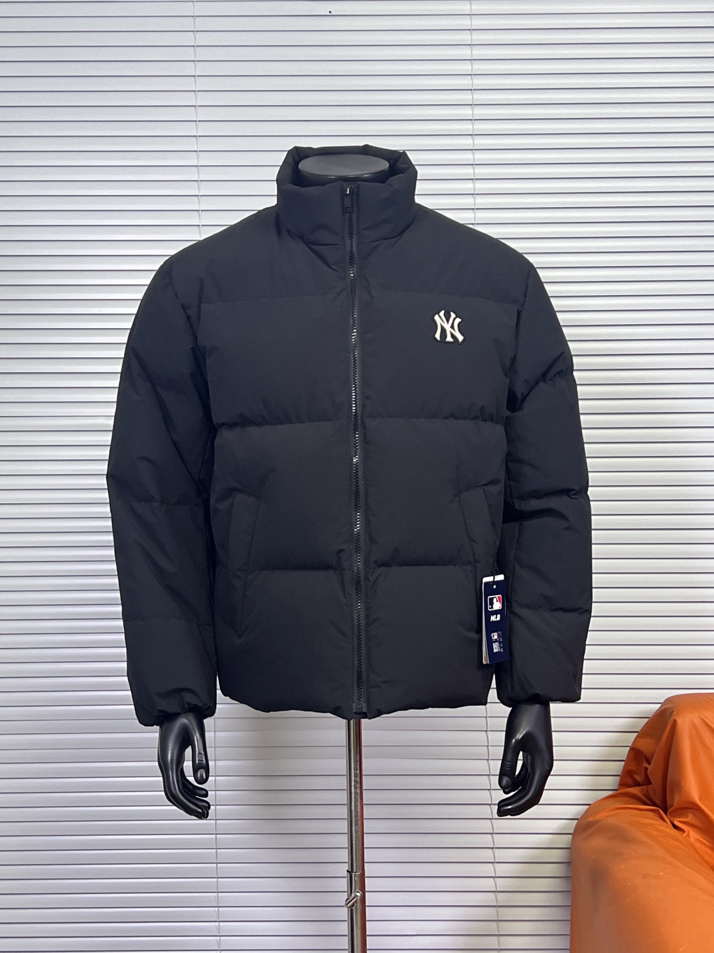 工厂放货💰240
MLB｜纽约洋基队小标立领新款面包羽绒服 
内衬满印款🧊微标LOGO/短款羽绒服
MLB是韩国F&F旗下潮流服装品牌，拥有150年历史的经典传统，是街头文化和国际生活方式的领导者。MLB 拥有包括男装、女装、童装、配饰 在内的全品类服饰，提供覆盖各性别、各年龄层、From HeadtoToe的穿搭装备。其产品结合了韩国的时尚造型与质感，展现了运动服饰也可以兼具时尚潮流的风格。在产品设计上，MLB不仅融合了美国职业棒球大联盟的各当家球队，更结合了棒球运动中的各个元素。

材料工艺解析：
1⃣️国标80%白鸭绒，市面独家使用顶级羽绒，绝不吹虚鹅绒等一系列的错误理解

2⃣️ 面料: 100% 锦纶; 里料: 100% 锦纶 ，市面最顶级没有之一，一切遵照原版定制。

4⃣️原代加工厂出品电镀五金，全部原厂定制，非市场各类复刻版

5⃣️某某狼同代工厂出品，在品质方面一直是不去含糊，大厂出货大家都懂工人的工艺、QA与Qc品检 不是市面小厂可比的。
用心做一件原版产品，让每一位客户有底气去给他的客户介绍说：这个是国内最顶级复刻版本。
好的产品不需要过多软文去衬托，
只有垃圾产品才会吹嘘：原单ZP 用洒洒洋洋几千字来打动消费者！

颜色：黑色，米白，卡其色，深蓝色
尺码：XS-XXL