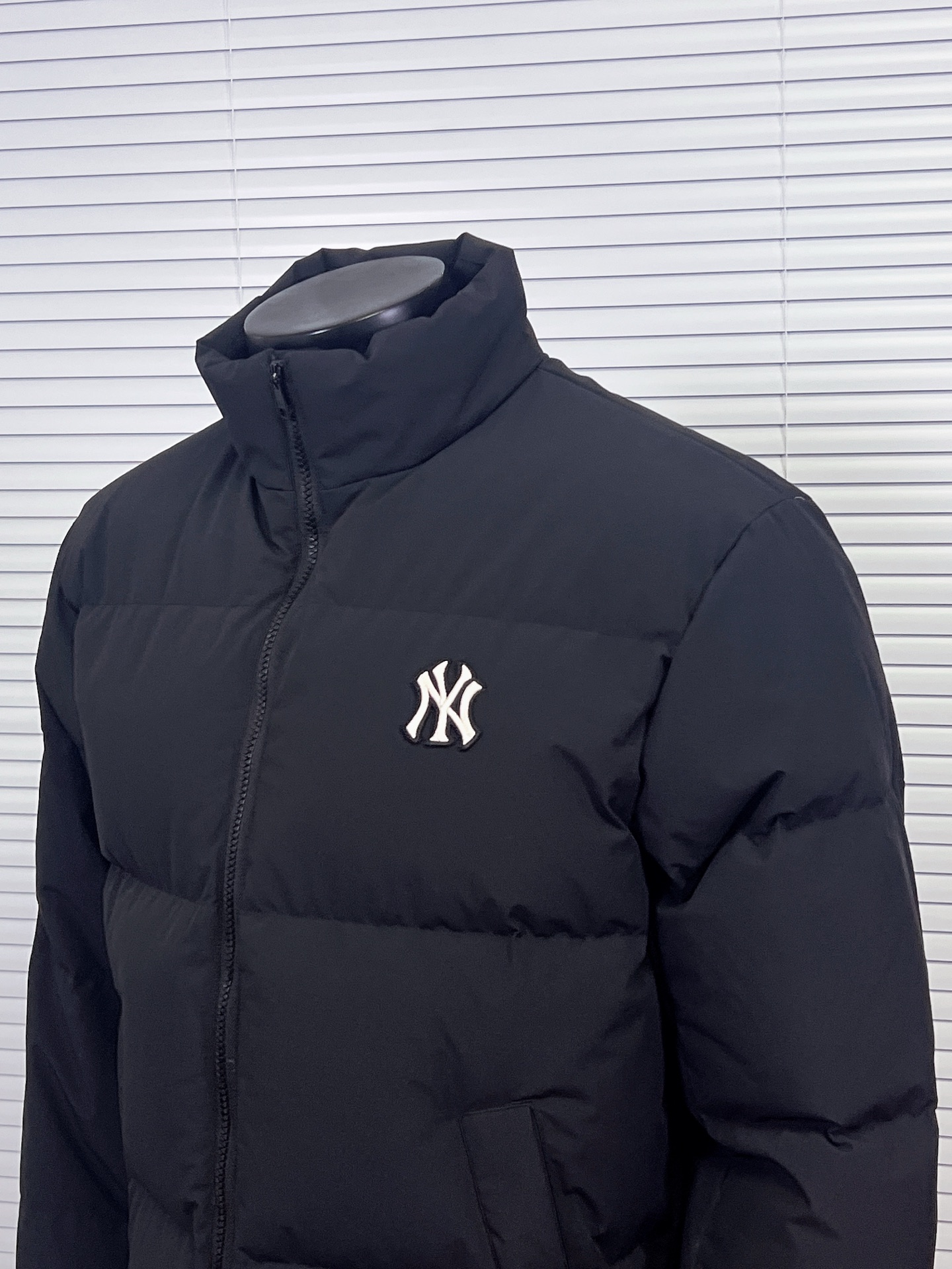 工厂放货💰240
MLB｜纽约洋基队小标立领新款面包羽绒服 
内衬满印款🧊微标LOGO/短款羽绒服
MLB是韩国F&F旗下潮流服装品牌，拥有150年历史的经典传统，是街头文化和国际生活方式的领导者。MLB 拥有包括男装、女装、童装、配饰 在内的全品类服饰，提供覆盖各性别、各年龄层、From HeadtoToe的穿搭装备。其产品结合了韩国的时尚造型与质感，展现了运动服饰也可以兼具时尚潮流的风格。在产品设计上，MLB不仅融合了美国职业棒球大联盟的各当家球队，更结合了棒球运动中的各个元素。

材料工艺解析：
1⃣️国标80%白鸭绒，市面独家使用顶级羽绒，绝不吹虚鹅绒等一系列的错误理解

2⃣️ 面料: 100% 锦纶; 里料: 100% 锦纶 ，市面最顶级没有之一，一切遵照原版定制。

4⃣️原代加工厂出品电镀五金，全部原厂定制，非市场各类复刻版

5⃣️某某狼同代工厂出品，在品质方面一直是不去含糊，大厂出货大家都懂工人的工艺、QA与Qc品检 不是市面小厂可比的。
用心做一件原版产品，让每一位客户有底气去给他的客户介绍说：这个是国内最顶级复刻版本。
好的产品不需要过多软文去衬托，
只有垃圾产品才会吹嘘：原单ZP 用洒洒洋洋几千字来打动消费者！

颜色：黑色，米白，卡其色，深蓝色
尺码：XS-XXL