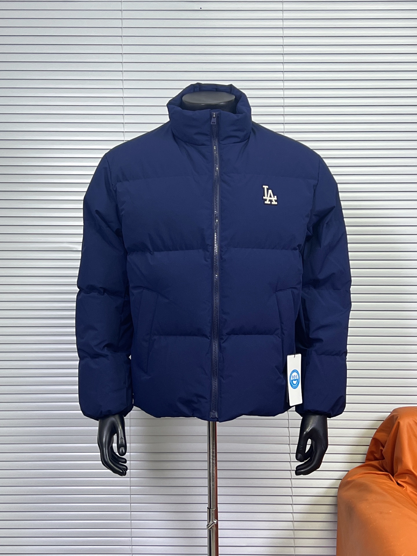 工厂放货💰240
MLB｜纽约洋基队小标立领新款面包羽绒服 
内衬满印款🧊微标LOGO/短款羽绒服
MLB是韩国F&F旗下潮流服装品牌，拥有150年历史的经典传统，是街头文化和国际生活方式的领导者。MLB 拥有包括男装、女装、童装、配饰 在内的全品类服饰，提供覆盖各性别、各年龄层、From HeadtoToe的穿搭装备。其产品结合了韩国的时尚造型与质感，展现了运动服饰也可以兼具时尚潮流的风格。在产品设计上，MLB不仅融合了美国职业棒球大联盟的各当家球队，更结合了棒球运动中的各个元素。

材料工艺解析：
1⃣️国标80%白鸭绒，市面独家使用顶级羽绒，绝不吹虚鹅绒等一系列的错误理解

2⃣️ 面料: 100% 锦纶; 里料: 100% 锦纶 ，市面最顶级没有之一，一切遵照原版定制。

4⃣️原代加工厂出品电镀五金，全部原厂定制，非市场各类复刻版

5⃣️某某狼同代工厂出品，在品质方面一直是不去含糊，大厂出货大家都懂工人的工艺、QA与Qc品检 不是市面小厂可比的。
用心做一件原版产品，让每一位客户有底气去给他的客户介绍说：这个是国内最顶级复刻版本。
好的产品不需要过多软文去衬托，
只有垃圾产品才会吹嘘：原单ZP 用洒洒洋洋几千字来打动消费者！

颜色：黑色，米白，卡其色，深蓝色
尺码：XS-XXL