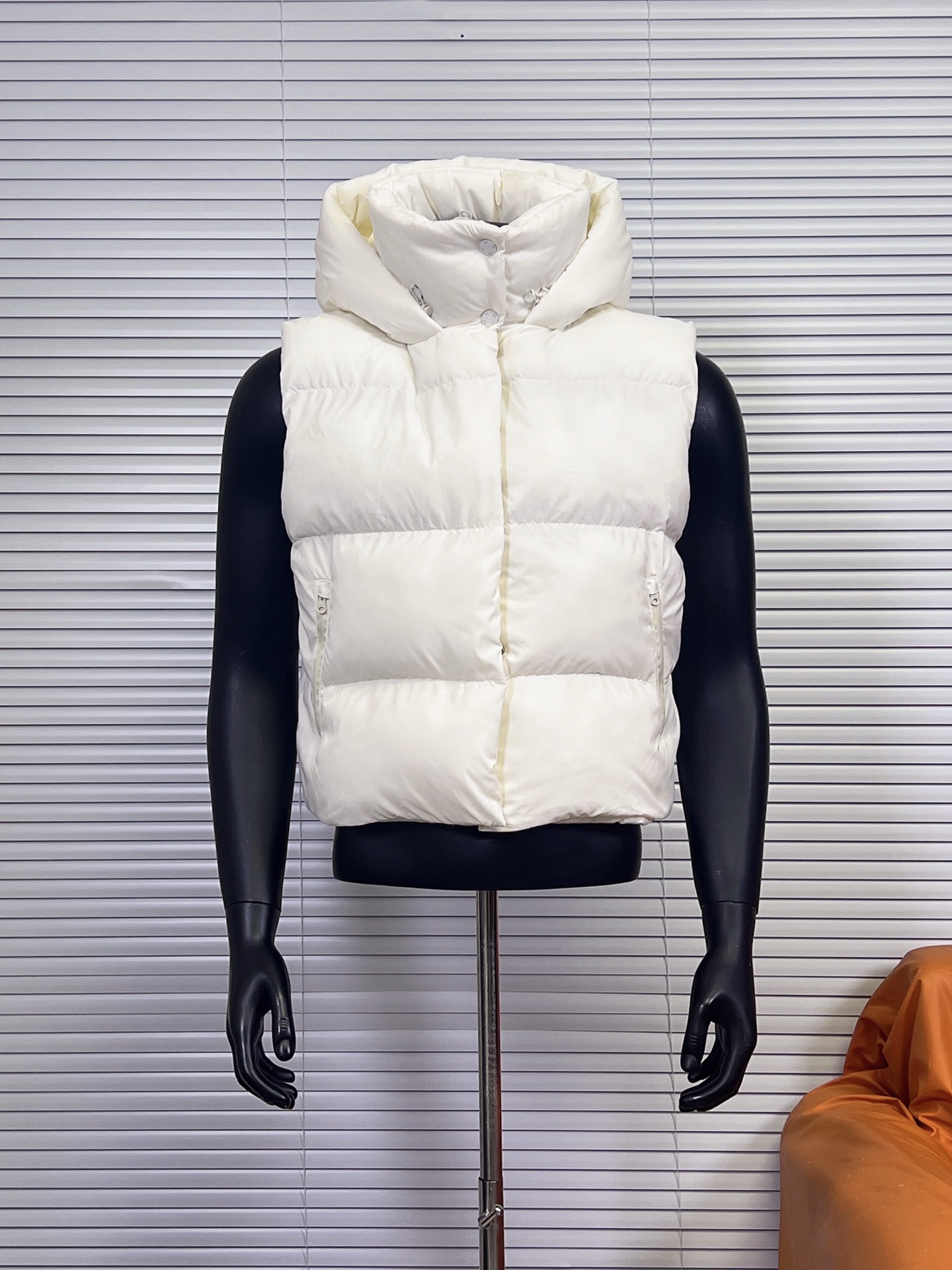 工厂放货💰280
ALO YOGA|W4469R AlO纯色连帽高领羽绒马甲
王炸ALO家立领连帽马甲羽绒服，专柜同步在售，真正唯一代购级别狠货，非市场货，提花面料定制定染高达4个月之久，面料手感柔软舒适，和原版一模一样。
，定制面料的质感完全不是一个档次，包括辅料，水洗，五金，吊牌，完美复刻！细致到货号编码成份，所有的所有都无差别！充绒量极高，保暖度非常ok且还不臃肿，这就是高端羽绒的优势，轻而保暖，高端人士必备王炸单品，三位数的价格穿出万元的品质，就问你香不香！还有长袖款，好货的缺点就是数量少，买到就是赚到！男女同款！

颜色：象牙白，烤杏仁，黑色
尺码：XS-L