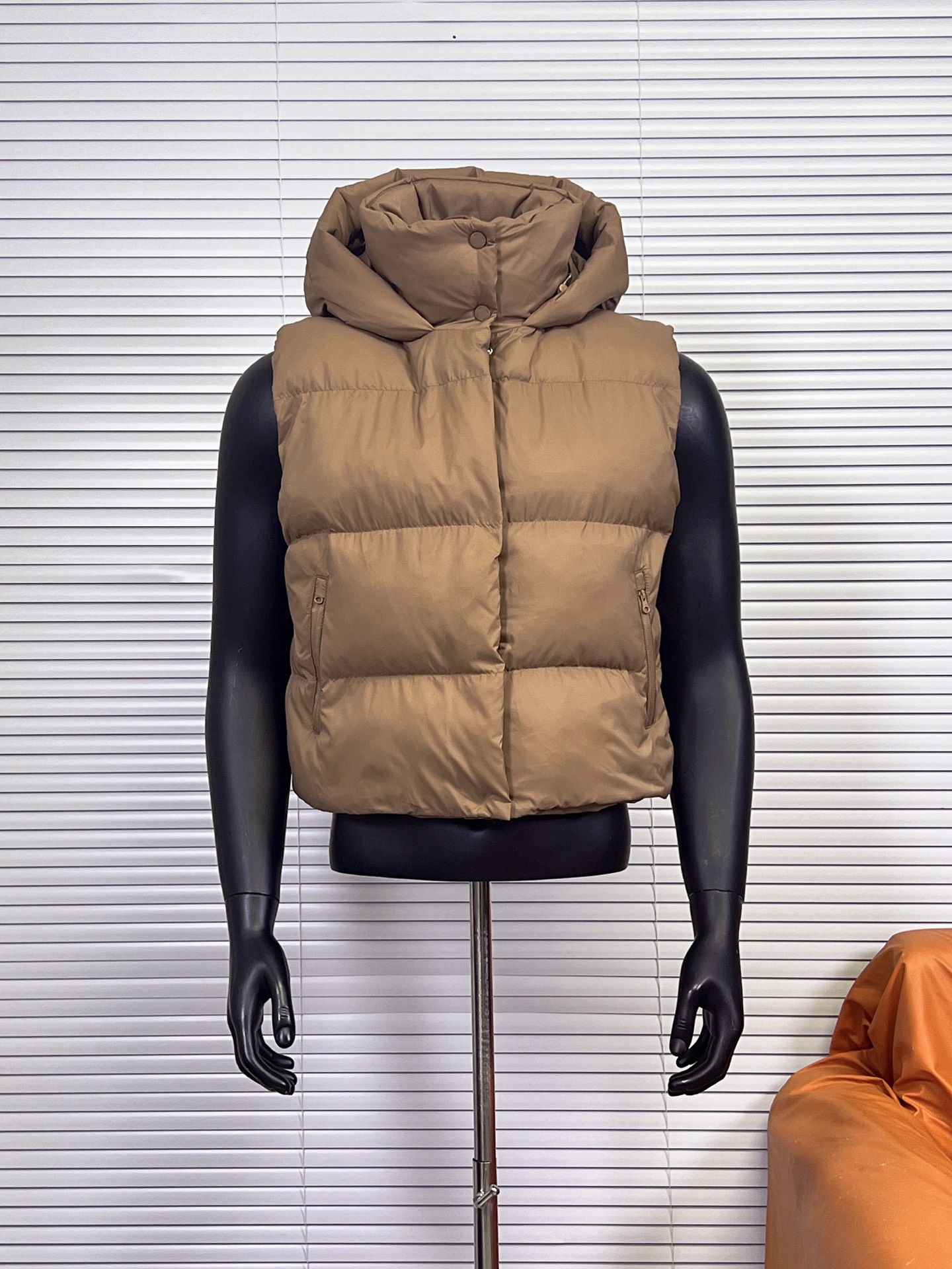 工厂放货💰280
ALO YOGA|W4469R AlO纯色连帽高领羽绒马甲
王炸ALO家立领连帽马甲羽绒服，专柜同步在售，真正唯一代购级别狠货，非市场货，提花面料定制定染高达4个月之久，面料手感柔软舒适，和原版一模一样。
，定制面料的质感完全不是一个档次，包括辅料，水洗，五金，吊牌，完美复刻！细致到货号编码成份，所有的所有都无差别！充绒量极高，保暖度非常ok且还不臃肿，这就是高端羽绒的优势，轻而保暖，高端人士必备王炸单品，三位数的价格穿出万元的品质，就问你香不香！还有长袖款，好货的缺点就是数量少，买到就是赚到！男女同款！

颜色：象牙白，烤杏仁，黑色
尺码：XS-L