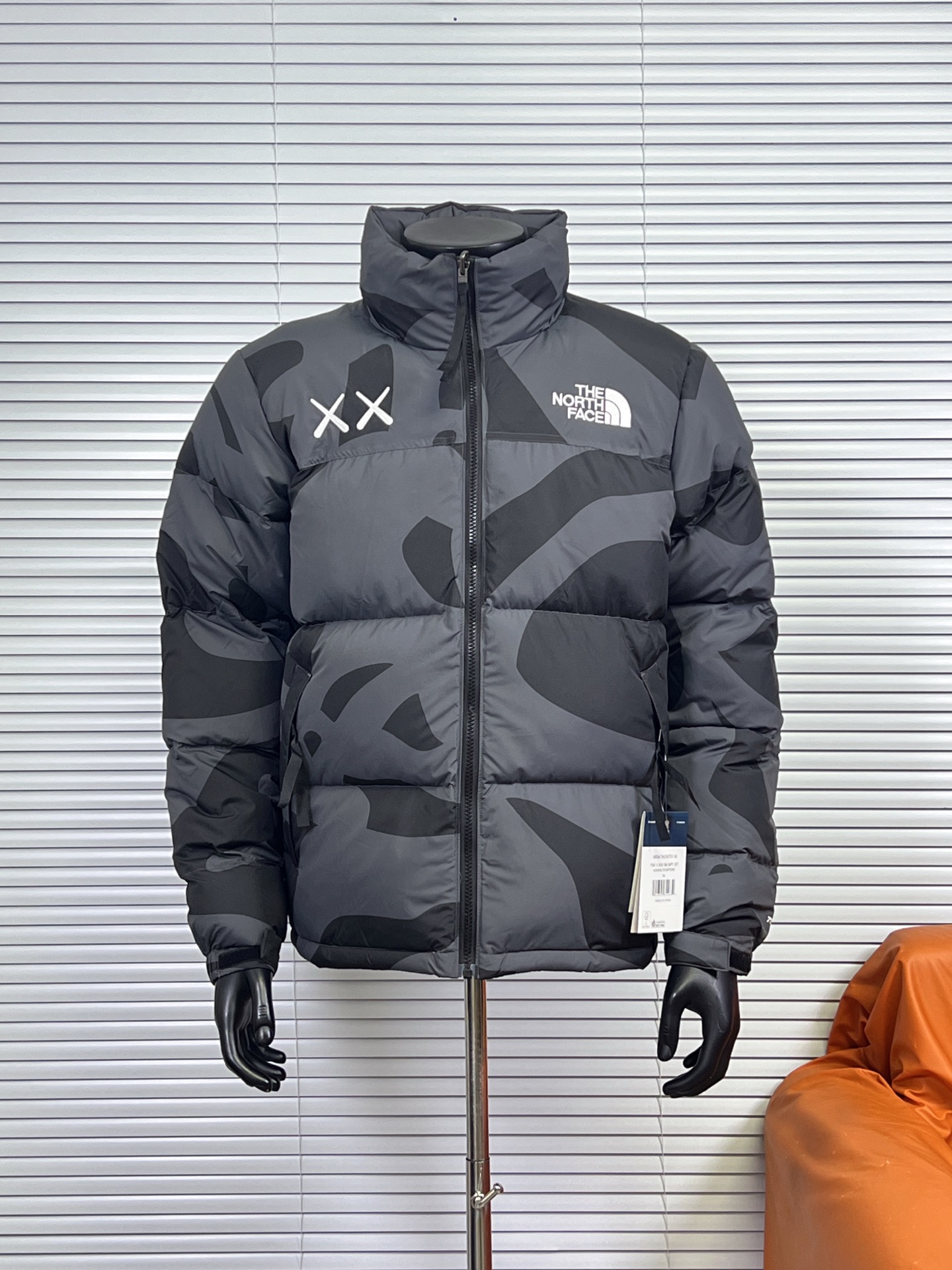工厂放货💰280
THE NORTH FACE/北面 KAWS联名系列1996Nuptse羽绒服
联名搭配双方标志性的Logo，玩味和辨识度极高，相信潮流爱好者会非常喜爱的～
衣身满幅经典的刺绣印花涂鸦点缀，Brain Dea
实验性设计风格的注入，搭配双方标志性LOGO，玩味和辨识度极高，田岛精织工艺刺绣图案，—如既往的稳！
明星同款！男女同款！

✨拉链式可拆卸：ZIP IN自由搭配，温度随心掌控
✨ 轻质耐久面料：舒适耐磨易打理，增强穿着的耐久性，外层DWR防泼水处理科技，将水分阻截在面料表面，且这种处理会增强面料的透气性，并在加快其干燥速度的同时，能有效阻尘、阻油，保持服饰表面洁净
✨700蓬松度鹅绒填充：采用经联盟RDS认证的高品质高蓬松度鹅绒填充，保暖性能更出色，轻便不厚重，且压缩后的蓬松度恢复性好
✨功能性风帽：隐藏收纳，切换自如帽口带可调节绳扣，可为户外活动提供舒适防护，无需风帽时，也可将风帽折叠隐藏收纳塞入领内，轻松便捷
✨半弹力可调节袖口：袖口带魔术贴粘扣设计，灵活调节，舒适自如
✨全新百灵达绣花机定制万针电绣，刺绣不连线，饱满且立体！

面料到辅料各方面全部都是原厂配件
原厂TNF logo四合扣
全新版本的防伪水洗镭射标
yk定制拉链，字迹清晰
区别别家的棉服，垃圾刺绣版本，纯羽绒服！！
每一个细节苛求完美 辅料 版型 充绒量 分分钟过专柜毫无压力，每一件成衣 经过安检公司质检，与每做一批成衣换一批崭新针杆，内里两层内胆 面料特殊工艺定制

颜色：白迷彩，黑迷彩，绿迷彩，灰迷彩
尺码：XS-XXL