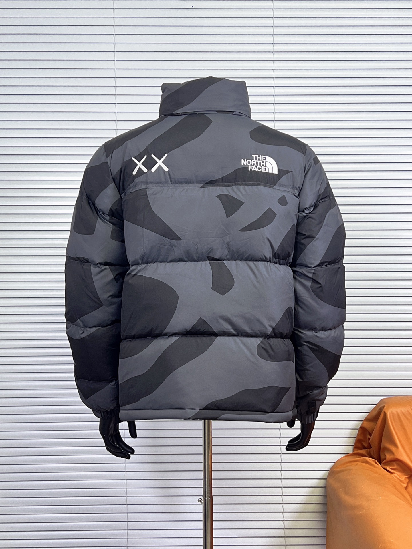 工厂放货💰280
THE NORTH FACE/北面 KAWS联名系列1996Nuptse羽绒服
联名搭配双方标志性的Logo，玩味和辨识度极高，相信潮流爱好者会非常喜爱的～
衣身满幅经典的刺绣印花涂鸦点缀，Brain Dea
实验性设计风格的注入，搭配双方标志性LOGO，玩味和辨识度极高，田岛精织工艺刺绣图案，—如既往的稳！
明星同款！男女同款！

✨拉链式可拆卸：ZIP IN自由搭配，温度随心掌控
✨ 轻质耐久面料：舒适耐磨易打理，增强穿着的耐久性，外层DWR防泼水处理科技，将水分阻截在面料表面，且这种处理会增强面料的透气性，并在加快其干燥速度的同时，能有效阻尘、阻油，保持服饰表面洁净
✨700蓬松度鹅绒填充：采用经联盟RDS认证的高品质高蓬松度鹅绒填充，保暖性能更出色，轻便不厚重，且压缩后的蓬松度恢复性好
✨功能性风帽：隐藏收纳，切换自如帽口带可调节绳扣，可为户外活动提供舒适防护，无需风帽时，也可将风帽折叠隐藏收纳塞入领内，轻松便捷
✨半弹力可调节袖口：袖口带魔术贴粘扣设计，灵活调节，舒适自如
✨全新百灵达绣花机定制万针电绣，刺绣不连线，饱满且立体！

面料到辅料各方面全部都是原厂配件
原厂TNF logo四合扣
全新版本的防伪水洗镭射标
yk定制拉链，字迹清晰
区别别家的棉服，垃圾刺绣版本，纯羽绒服！！
每一个细节苛求完美 辅料 版型 充绒量 分分钟过专柜毫无压力，每一件成衣 经过安检公司质检，与每做一批成衣换一批崭新针杆，内里两层内胆 面料特殊工艺定制

颜色：白迷彩，黑迷彩，绿迷彩，灰迷彩
尺码：XS-XXL