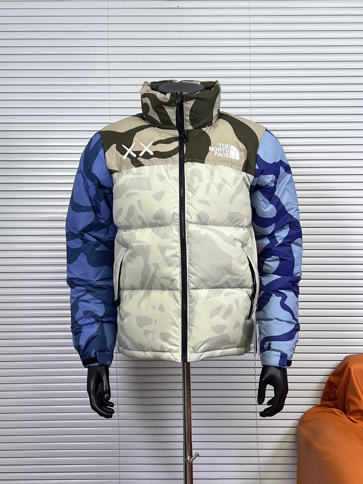 工厂放货💰280
THE NORTH FACE/北面 KAWS联名系列1996Nuptse羽绒服
联名搭配双方标志性的Logo，玩味和辨识度极高，相信潮流爱好者会非常喜爱的～
衣身满幅经典的刺绣印花涂鸦点缀，Brain Dea
实验性设计风格的注入，搭配双方标志性LOGO，玩味和辨识度极高，田岛精织工艺刺绣图案，—如既往的稳！
明星同款！男女同款！

✨拉链式可拆卸：ZIP IN自由搭配，温度随心掌控
✨ 轻质耐久面料：舒适耐磨易打理，增强穿着的耐久性，外层DWR防泼水处理科技，将水分阻截在面料表面，且这种处理会增强面料的透气性，并在加快其干燥速度的同时，能有效阻尘、阻油，保持服饰表面洁净
✨700蓬松度鹅绒填充：采用经联盟RDS认证的高品质高蓬松度鹅绒填充，保暖性能更出色，轻便不厚重，且压缩后的蓬松度恢复性好
✨功能性风帽：隐藏收纳，切换自如帽口带可调节绳扣，可为户外活动提供舒适防护，无需风帽时，也可将风帽折叠隐藏收纳塞入领内，轻松便捷
✨半弹力可调节袖口：袖口带魔术贴粘扣设计，灵活调节，舒适自如
✨全新百灵达绣花机定制万针电绣，刺绣不连线，饱满且立体！

面料到辅料各方面全部都是原厂配件
原厂TNF logo四合扣
全新版本的防伪水洗镭射标
yk定制拉链，字迹清晰
区别别家的棉服，垃圾刺绣版本，纯羽绒服！！
每一个细节苛求完美 辅料 版型 充绒量 分分钟过专柜毫无压力，每一件成衣 经过安检公司质检，与每做一批成衣换一批崭新针杆，内里两层内胆 面料特殊工艺定制

颜色：白迷彩，黑迷彩，绿迷彩，灰迷彩
尺码：XS-XXL