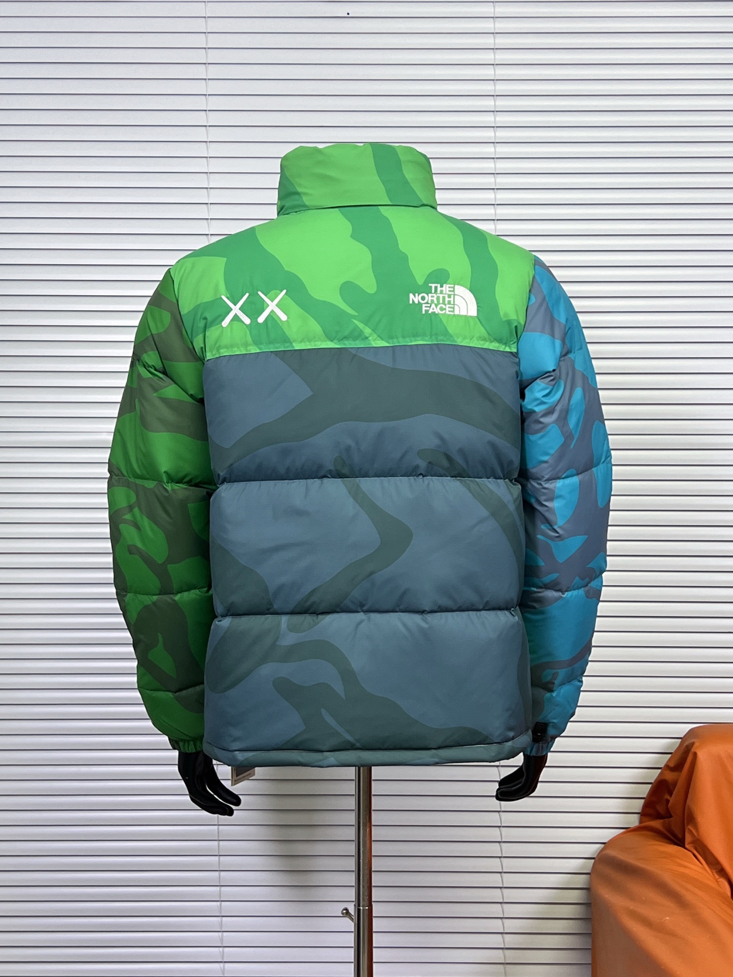 工厂放货💰280
THE NORTH FACE/北面 KAWS联名系列1996Nuptse羽绒服
联名搭配双方标志性的Logo，玩味和辨识度极高，相信潮流爱好者会非常喜爱的～
衣身满幅经典的刺绣印花涂鸦点缀，Brain Dea
实验性设计风格的注入，搭配双方标志性LOGO，玩味和辨识度极高，田岛精织工艺刺绣图案，—如既往的稳！
明星同款！男女同款！

✨拉链式可拆卸：ZIP IN自由搭配，温度随心掌控
✨ 轻质耐久面料：舒适耐磨易打理，增强穿着的耐久性，外层DWR防泼水处理科技，将水分阻截在面料表面，且这种处理会增强面料的透气性，并在加快其干燥速度的同时，能有效阻尘、阻油，保持服饰表面洁净
✨700蓬松度鹅绒填充：采用经联盟RDS认证的高品质高蓬松度鹅绒填充，保暖性能更出色，轻便不厚重，且压缩后的蓬松度恢复性好
✨功能性风帽：隐藏收纳，切换自如帽口带可调节绳扣，可为户外活动提供舒适防护，无需风帽时，也可将风帽折叠隐藏收纳塞入领内，轻松便捷
✨半弹力可调节袖口：袖口带魔术贴粘扣设计，灵活调节，舒适自如
✨全新百灵达绣花机定制万针电绣，刺绣不连线，饱满且立体！

面料到辅料各方面全部都是原厂配件
原厂TNF logo四合扣
全新版本的防伪水洗镭射标
yk定制拉链，字迹清晰
区别别家的棉服，垃圾刺绣版本，纯羽绒服！！
每一个细节苛求完美 辅料 版型 充绒量 分分钟过专柜毫无压力，每一件成衣 经过安检公司质检，与每做一批成衣换一批崭新针杆，内里两层内胆 面料特殊工艺定制

颜色：白迷彩，黑迷彩，绿迷彩，灰迷彩
尺码：XS-XXL