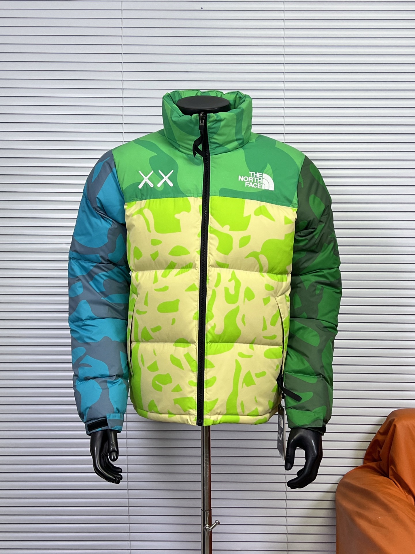 工厂放货💰280
THE NORTH FACE/北面 KAWS联名系列1996Nuptse羽绒服
联名搭配双方标志性的Logo，玩味和辨识度极高，相信潮流爱好者会非常喜爱的～
衣身满幅经典的刺绣印花涂鸦点缀，Brain Dea
实验性设计风格的注入，搭配双方标志性LOGO，玩味和辨识度极高，田岛精织工艺刺绣图案，—如既往的稳！
明星同款！男女同款！

✨拉链式可拆卸：ZIP IN自由搭配，温度随心掌控
✨ 轻质耐久面料：舒适耐磨易打理，增强穿着的耐久性，外层DWR防泼水处理科技，将水分阻截在面料表面，且这种处理会增强面料的透气性，并在加快其干燥速度的同时，能有效阻尘、阻油，保持服饰表面洁净
✨700蓬松度鹅绒填充：采用经联盟RDS认证的高品质高蓬松度鹅绒填充，保暖性能更出色，轻便不厚重，且压缩后的蓬松度恢复性好
✨功能性风帽：隐藏收纳，切换自如帽口带可调节绳扣，可为户外活动提供舒适防护，无需风帽时，也可将风帽折叠隐藏收纳塞入领内，轻松便捷
✨半弹力可调节袖口：袖口带魔术贴粘扣设计，灵活调节，舒适自如
✨全新百灵达绣花机定制万针电绣，刺绣不连线，饱满且立体！

面料到辅料各方面全部都是原厂配件
原厂TNF logo四合扣
全新版本的防伪水洗镭射标
yk定制拉链，字迹清晰
区别别家的棉服，垃圾刺绣版本，纯羽绒服！！
每一个细节苛求完美 辅料 版型 充绒量 分分钟过专柜毫无压力，每一件成衣 经过安检公司质检，与每做一批成衣换一批崭新针杆，内里两层内胆 面料特殊工艺定制

颜色：白迷彩，黑迷彩，绿迷彩，灰迷彩
尺码：XS-XXL