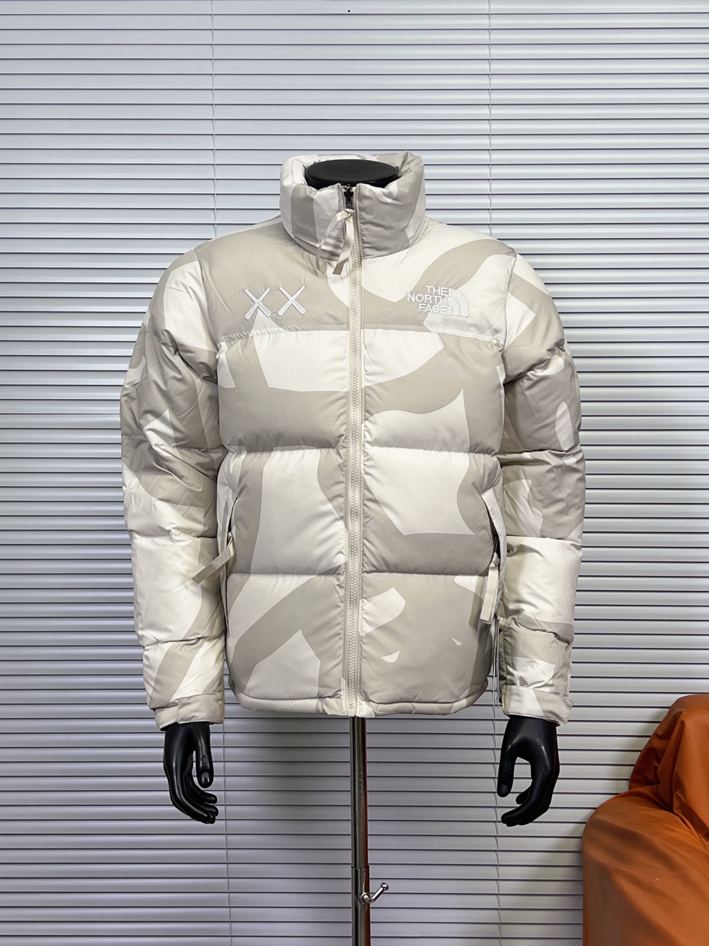 工厂放货💰280
THE NORTH FACE/北面 KAWS联名系列1996Nuptse羽绒服
联名搭配双方标志性的Logo，玩味和辨识度极高，相信潮流爱好者会非常喜爱的～
衣身满幅经典的刺绣印花涂鸦点缀，Brain Dea
实验性设计风格的注入，搭配双方标志性LOGO，玩味和辨识度极高，田岛精织工艺刺绣图案，—如既往的稳！
明星同款！男女同款！

✨拉链式可拆卸：ZIP IN自由搭配，温度随心掌控
✨ 轻质耐久面料：舒适耐磨易打理，增强穿着的耐久性，外层DWR防泼水处理科技，将水分阻截在面料表面，且这种处理会增强面料的透气性，并在加快其干燥速度的同时，能有效阻尘、阻油，保持服饰表面洁净
✨700蓬松度鹅绒填充：采用经联盟RDS认证的高品质高蓬松度鹅绒填充，保暖性能更出色，轻便不厚重，且压缩后的蓬松度恢复性好
✨功能性风帽：隐藏收纳，切换自如帽口带可调节绳扣，可为户外活动提供舒适防护，无需风帽时，也可将风帽折叠隐藏收纳塞入领内，轻松便捷
✨半弹力可调节袖口：袖口带魔术贴粘扣设计，灵活调节，舒适自如
✨全新百灵达绣花机定制万针电绣，刺绣不连线，饱满且立体！

面料到辅料各方面全部都是原厂配件
原厂TNF logo四合扣
全新版本的防伪水洗镭射标
yk定制拉链，字迹清晰
区别别家的棉服，垃圾刺绣版本，纯羽绒服！！
每一个细节苛求完美 辅料 版型 充绒量 分分钟过专柜毫无压力，每一件成衣 经过安检公司质检，与每做一批成衣换一批崭新针杆，内里两层内胆 面料特殊工艺定制

颜色：白迷彩，黑迷彩，绿迷彩，灰迷彩
尺码：XS-XXL